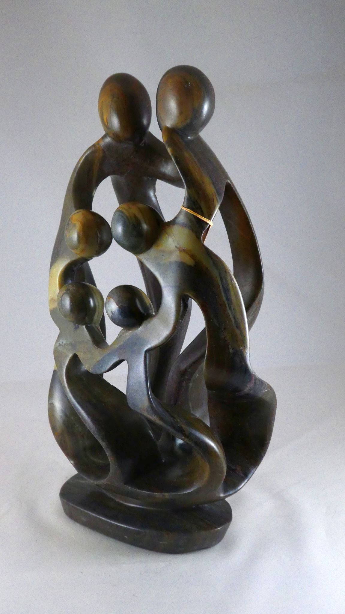 Stenen beeld, 6 personen, 37 cm hoog, familie, glad afgewerkt