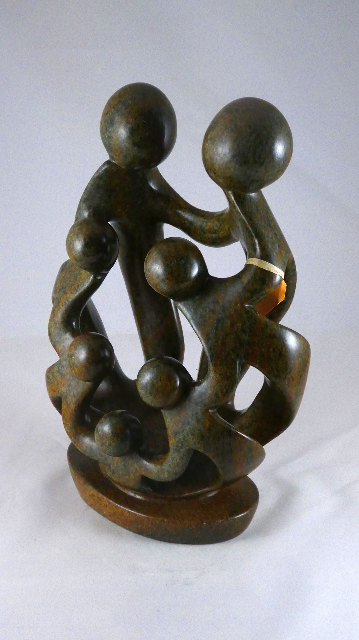 Stenen beeld, 7 personen, 27 cm hoog, familie, glad afgewerkt