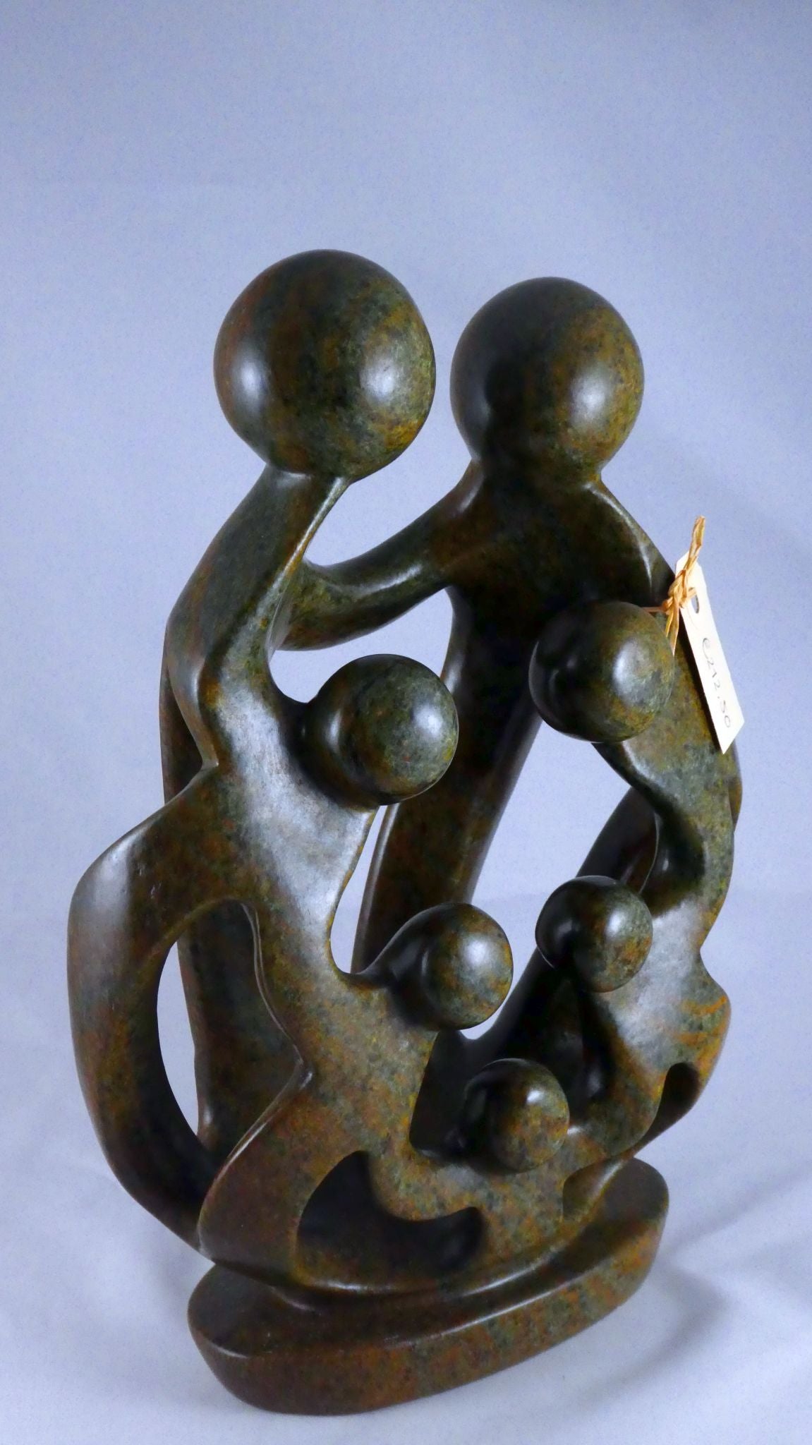Stenen beeld, 7 personen, 28 cm hoog, familie, glad afgewerkt