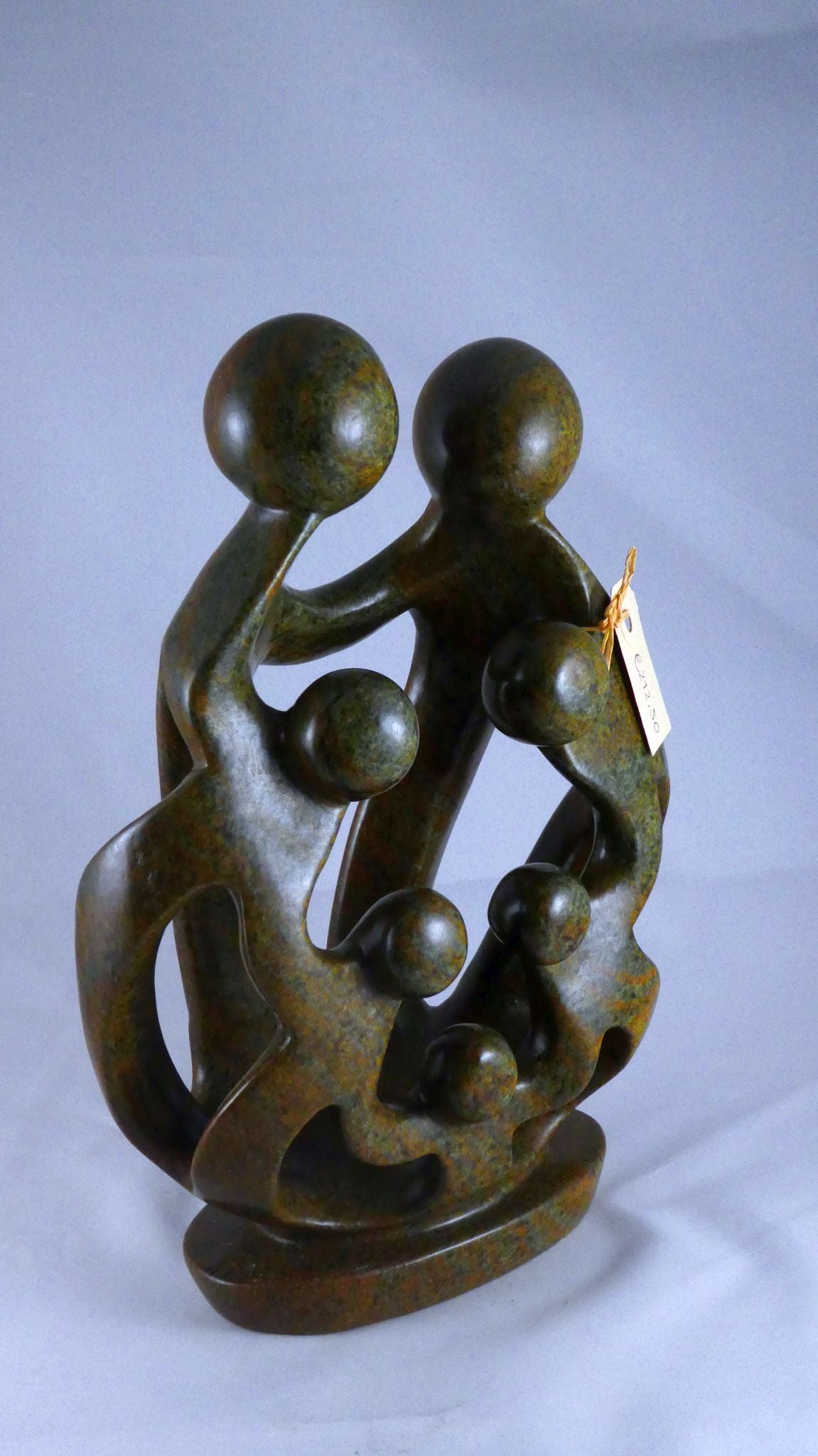 Stenen beeld, 7 personen, 28 cm hoog, familie, glad afgewerkt