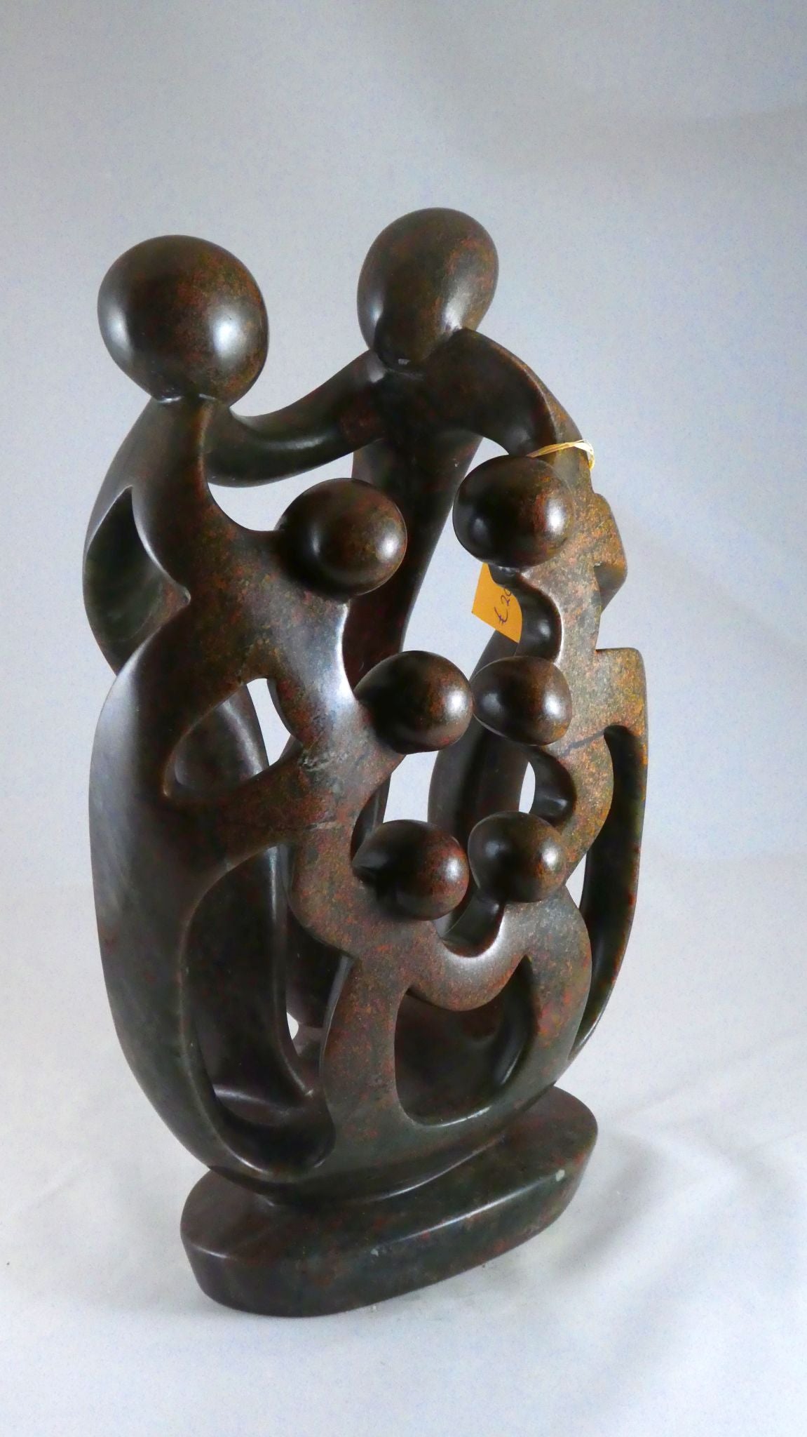 Stenen beeld, 8 personen, 33 cm hoog, familie, glad afgewerkt