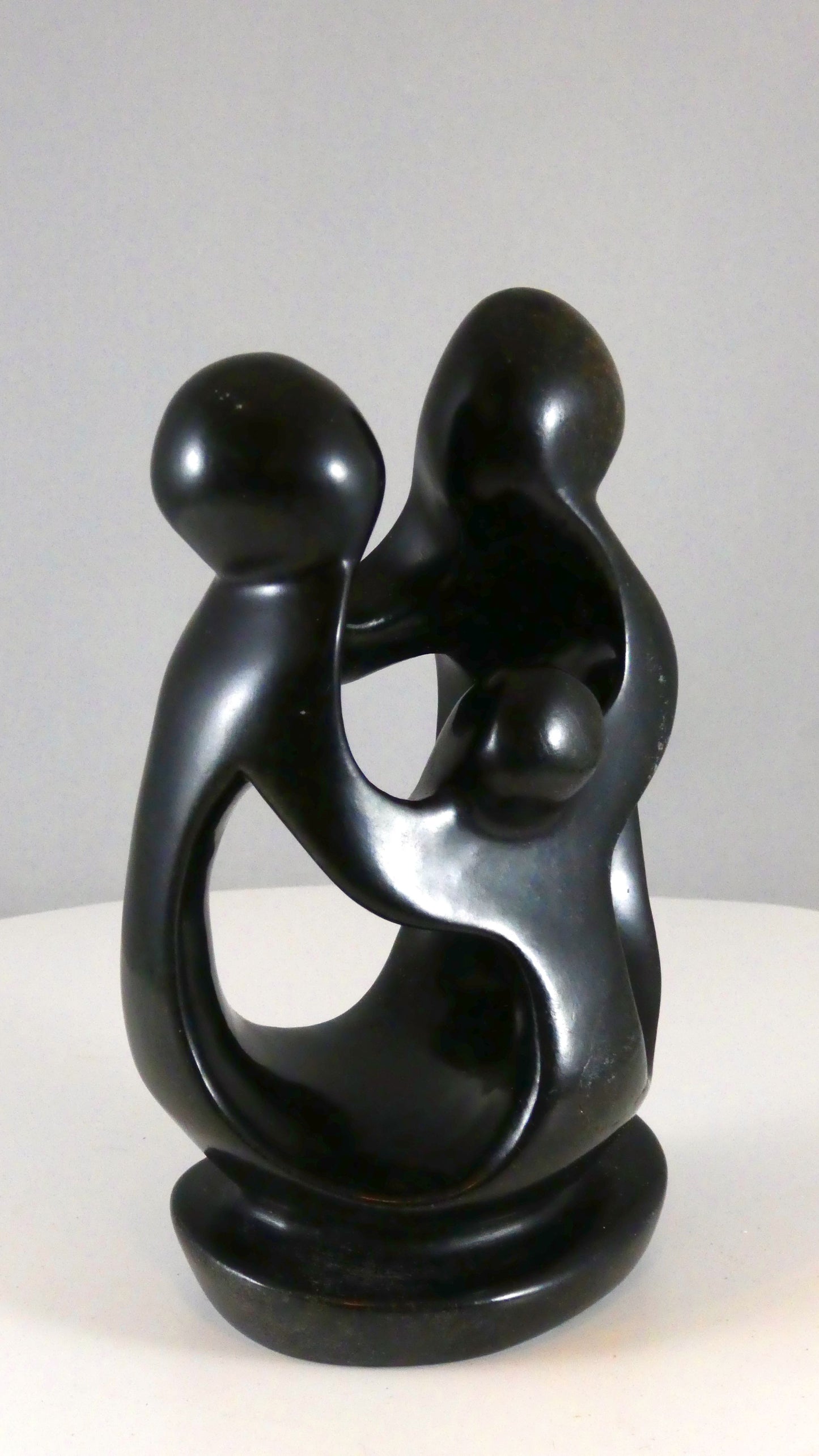 Stenen beeld, 3 personen, 15 cm hoog, familie, glad afgewerkt