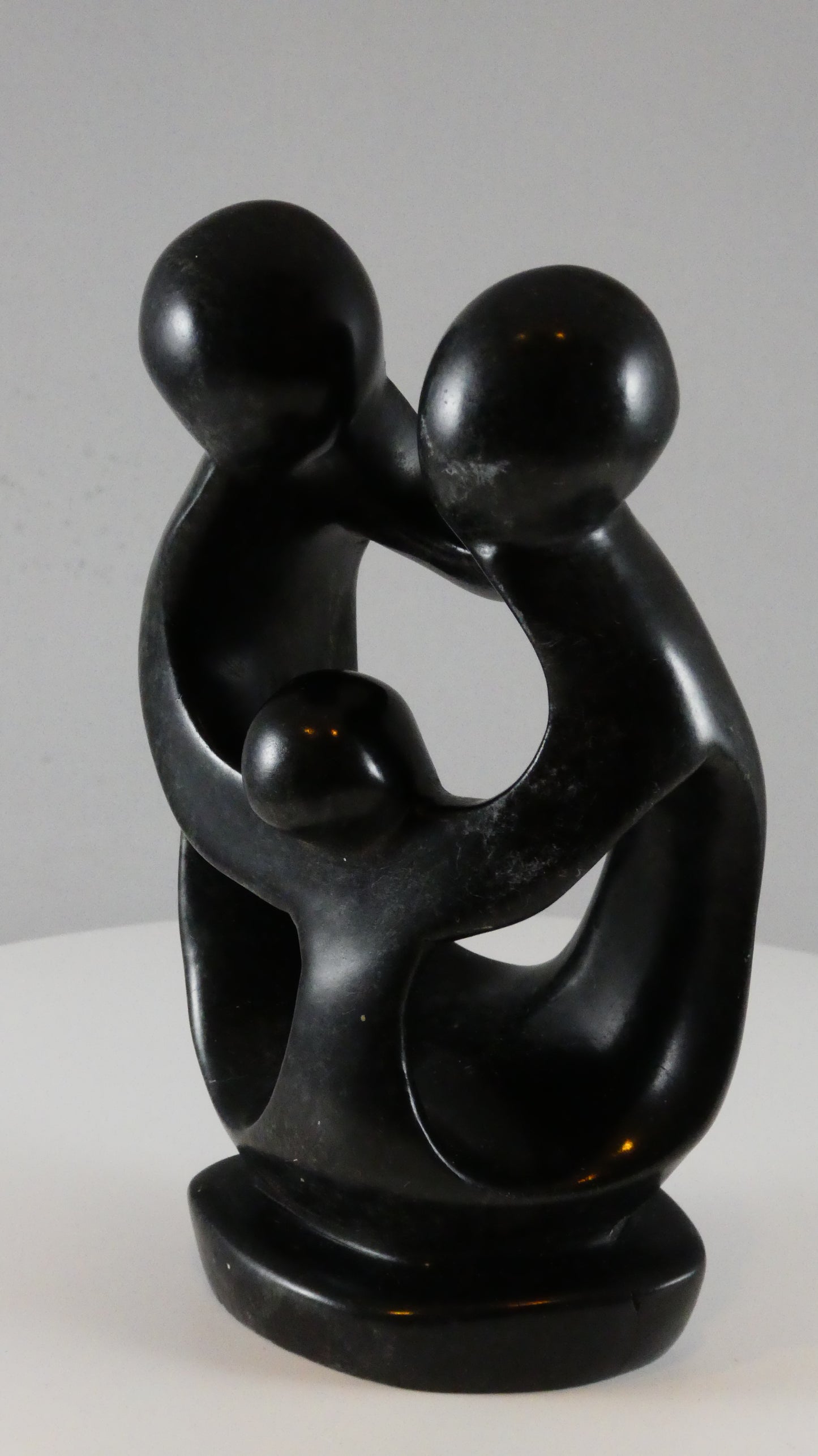 Stenen beeld, 3 personen, 16 cm hoog, familie, glad afgewerkt