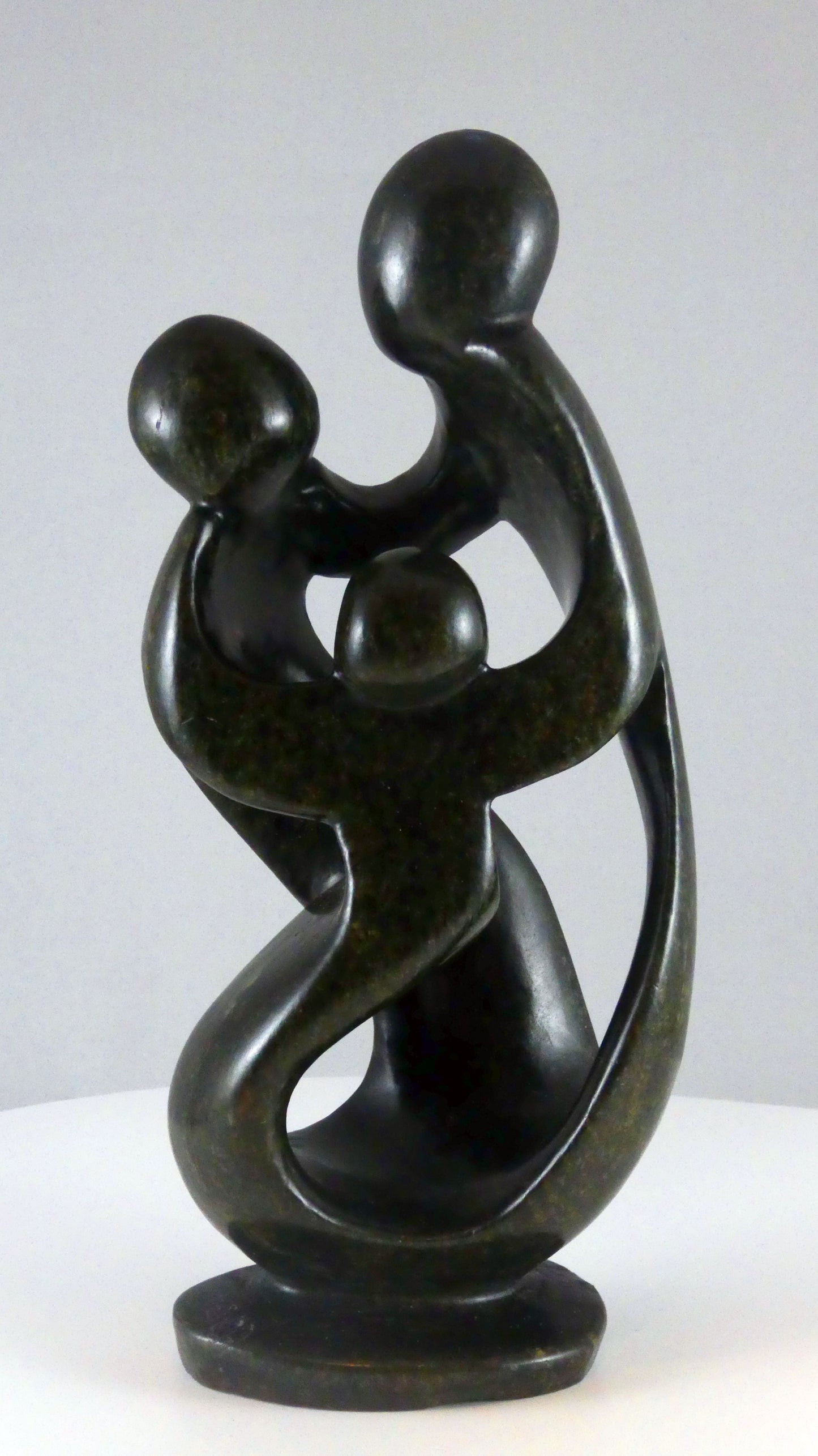 Stenen beeld, 3 personen, 22 cm hoog, familie, glad afgewerkt