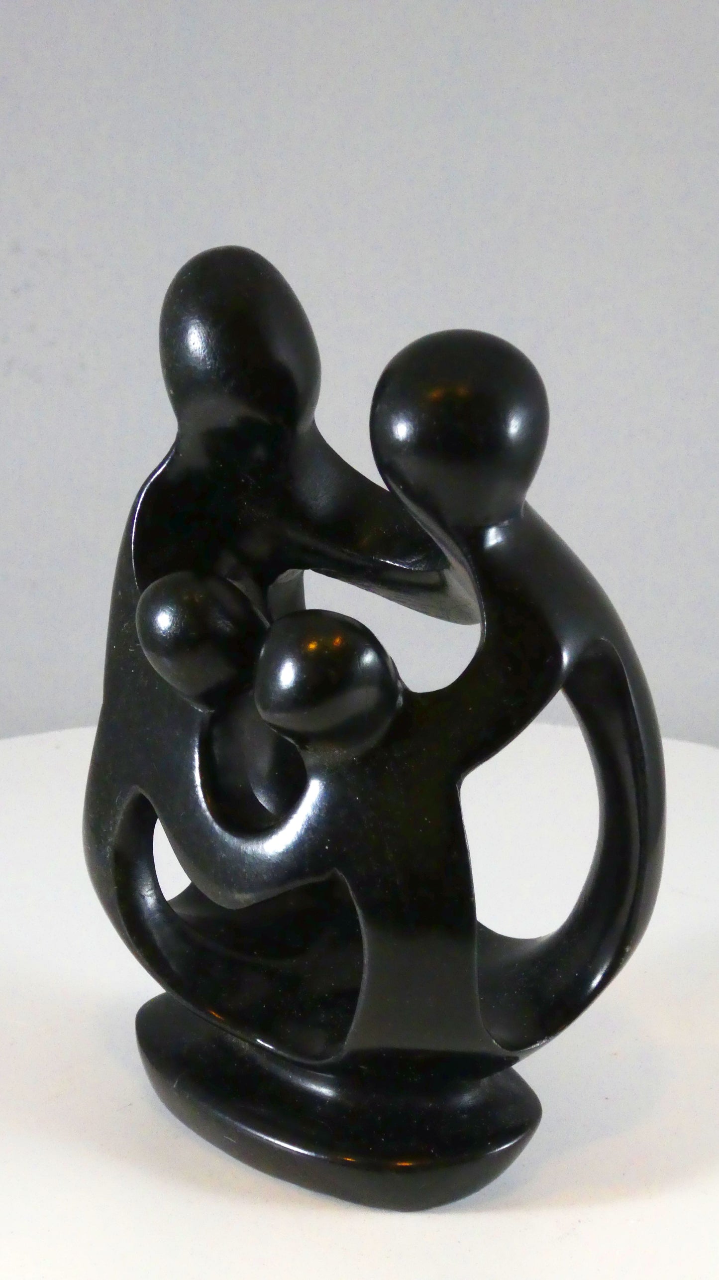 Stenen beeld, 4 personen, 13 cm hoog, familie, glad afgewerkt