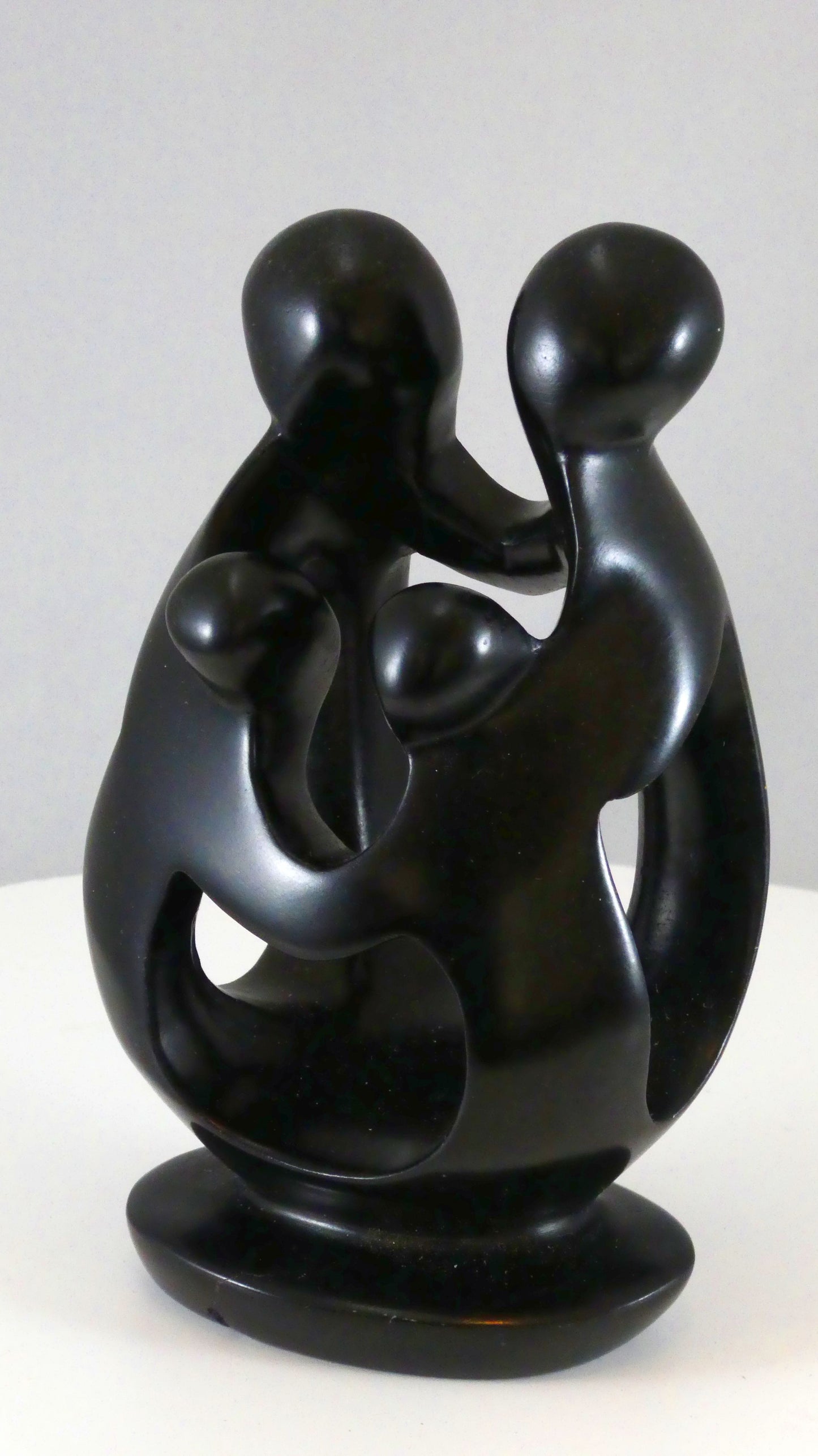 Stenen beeld, 4 personen, 14 cm hoog, familie, glad afgewerkt