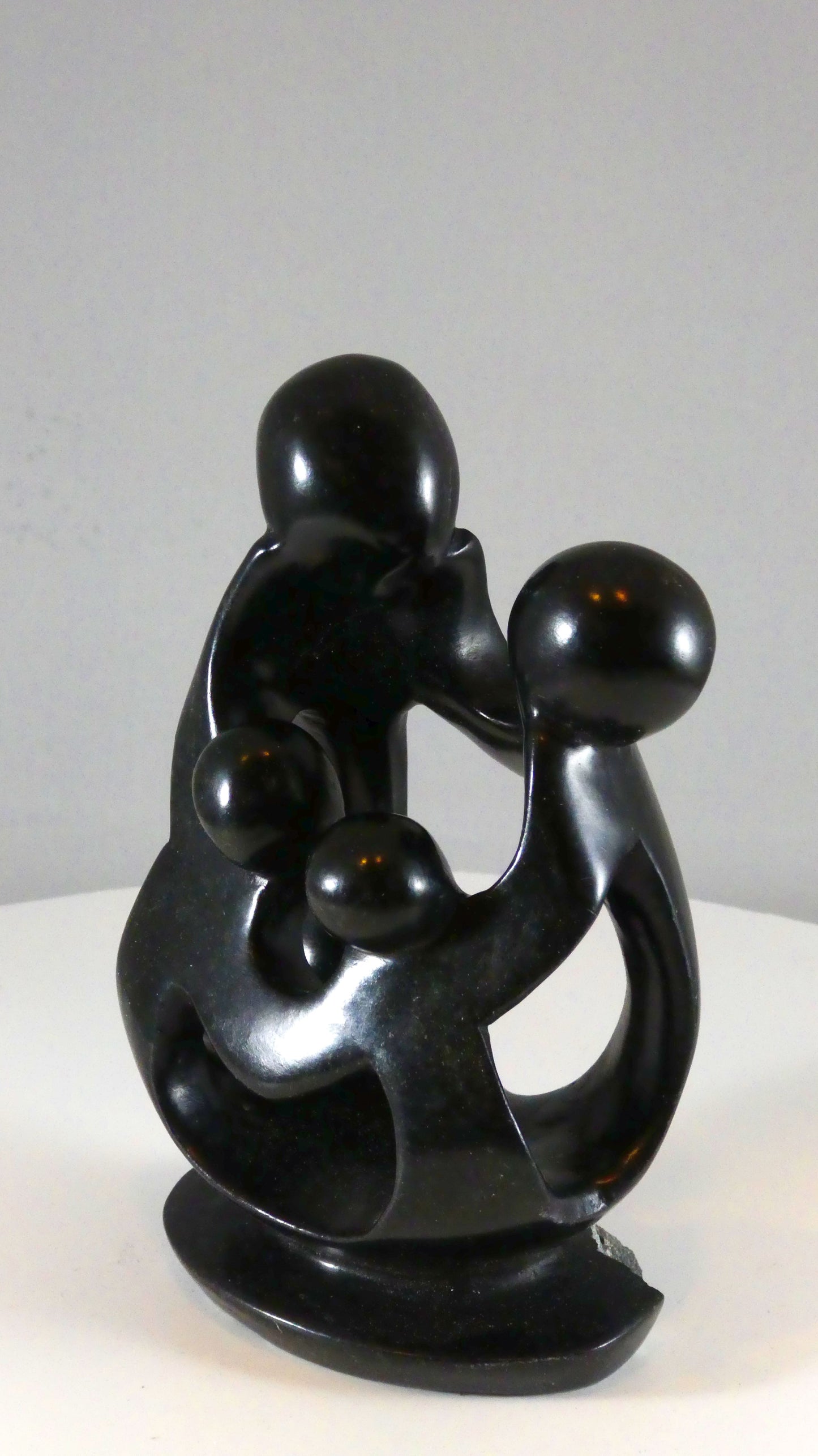 Stenen beeld, 4 personen, 13 cm hoog, familie, glad afgewerkt