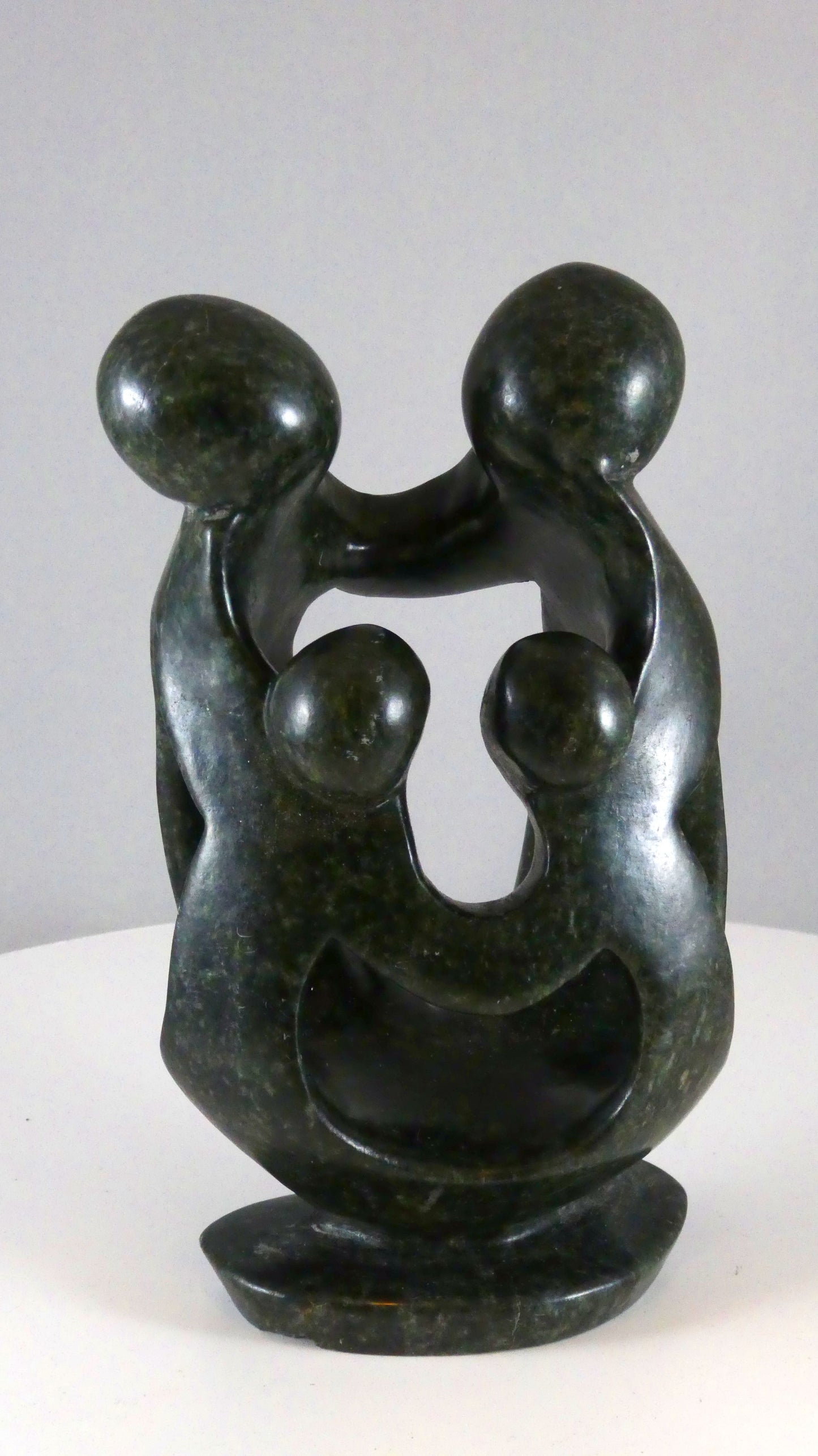 Stenen beeld, 4 personen, 15 cm hoog, familie, glad afgewerkt