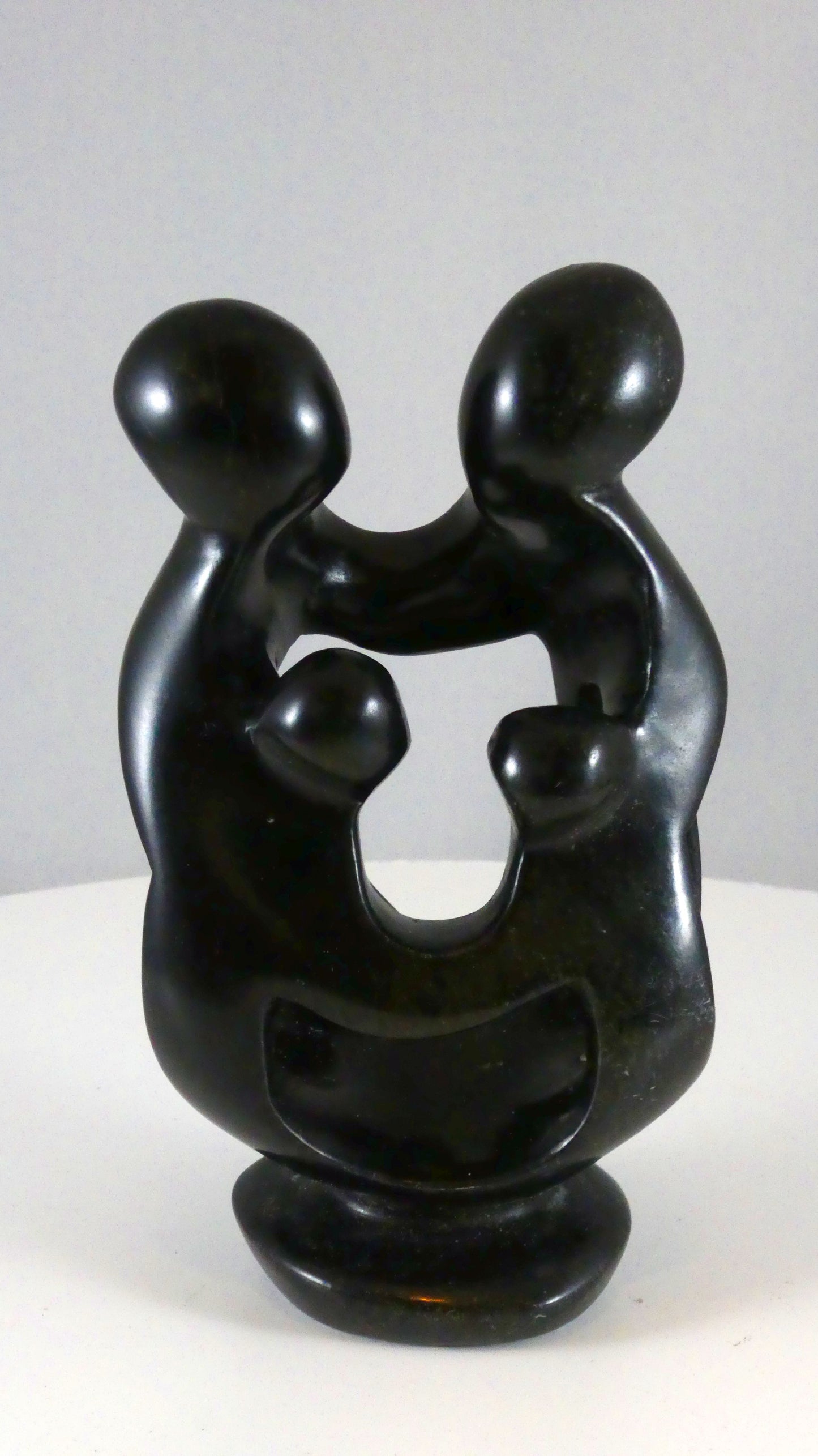 Stenen beeld, 4 personen, 13 cm hoog, familie, glad afgewerkt