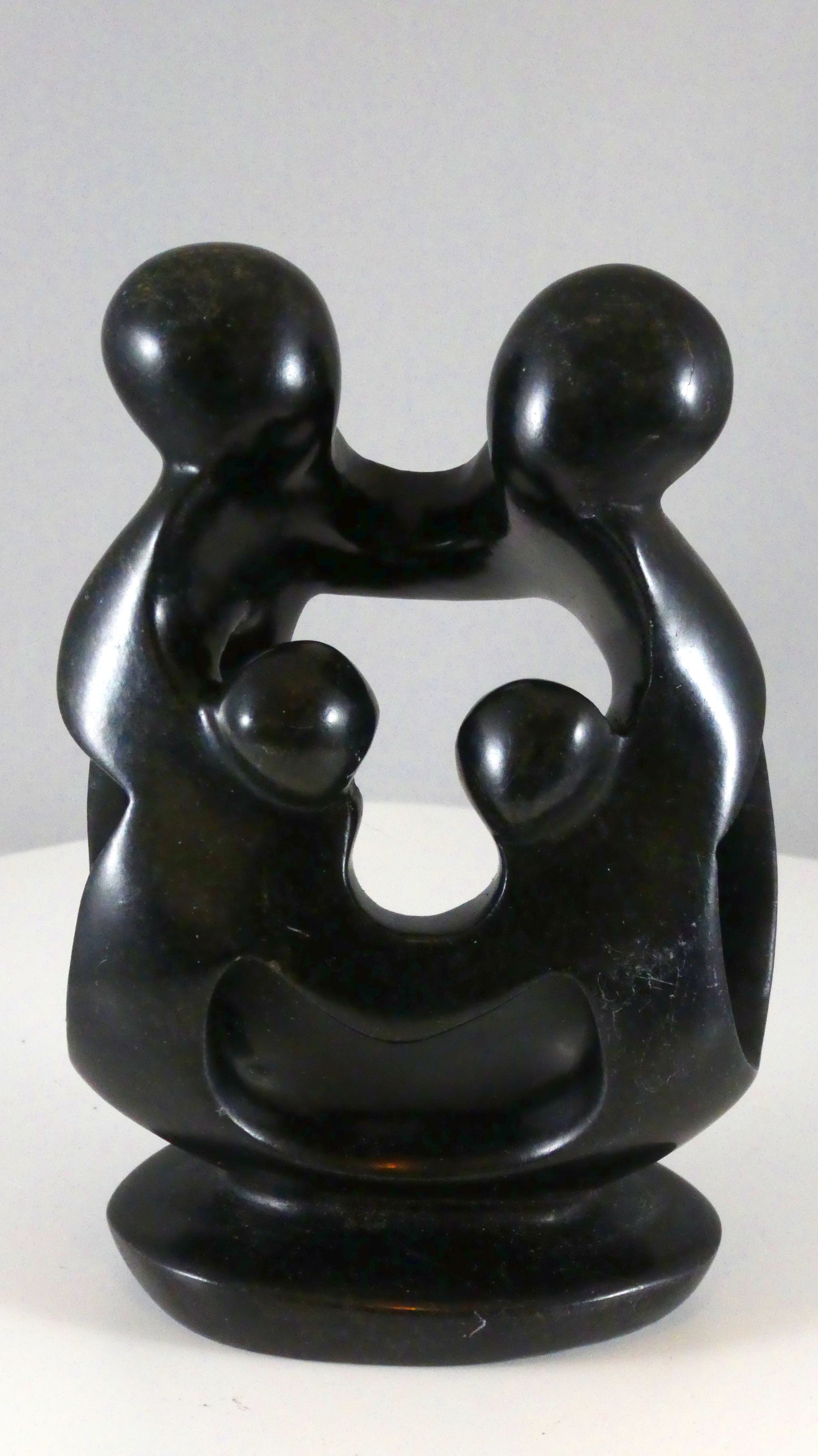 Stenen beeld, 4 personen, 13 cm hoog, familie, glad afgewerkt