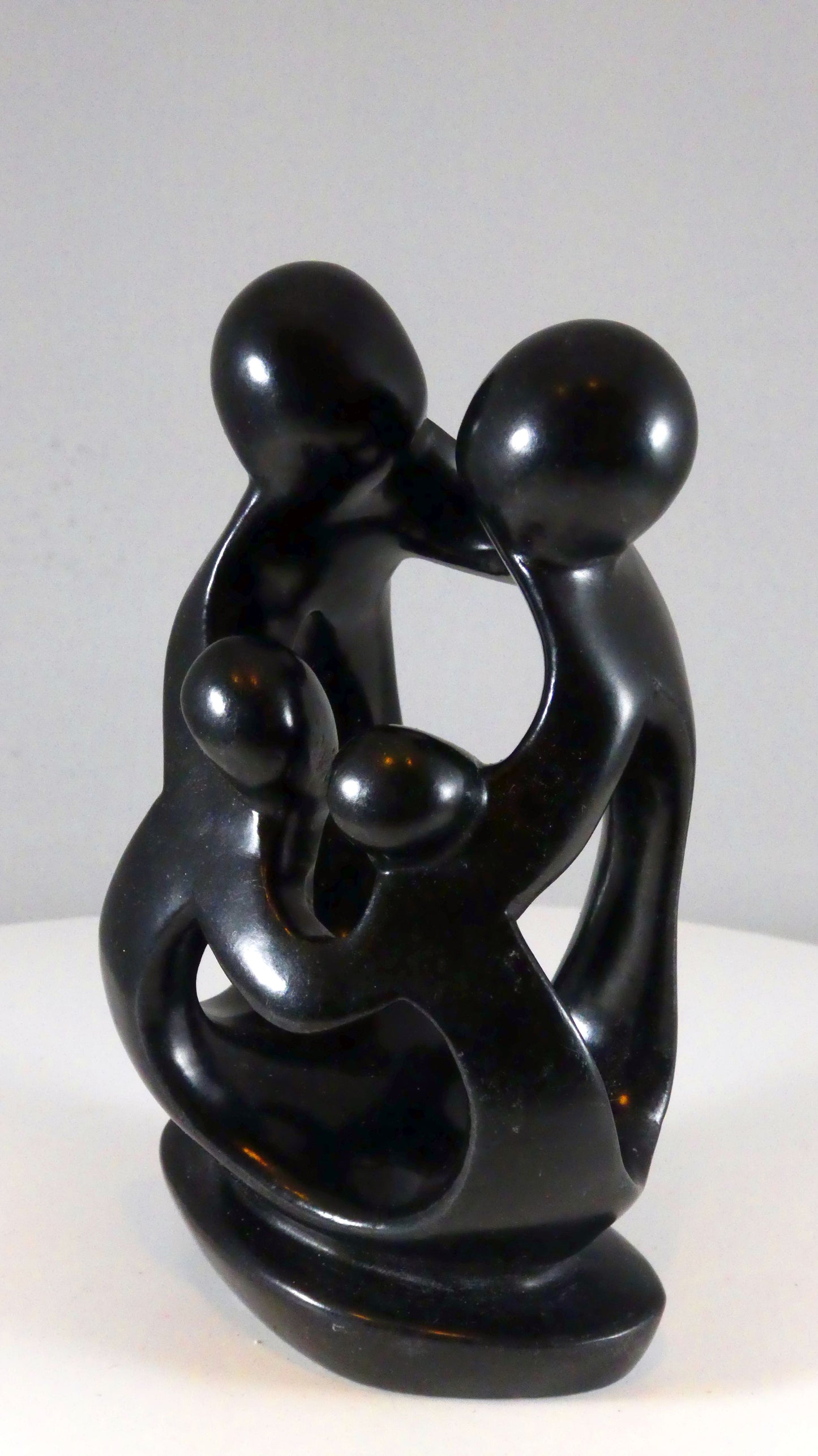 Stenen beeld, 4 personen, 15 cm hoog, familie, glad afgewerkt