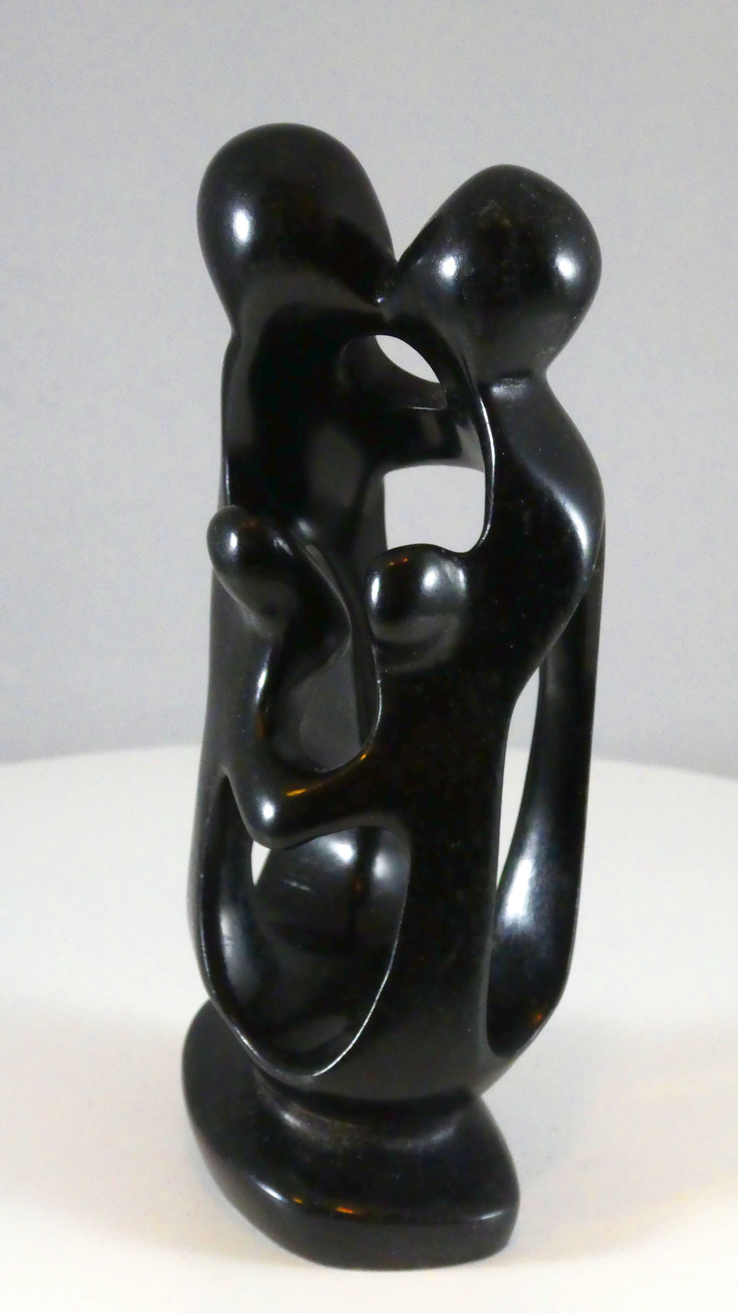 Stenen beeld, 4 personen, 14 cm hoog, familie, glad afgewerkt