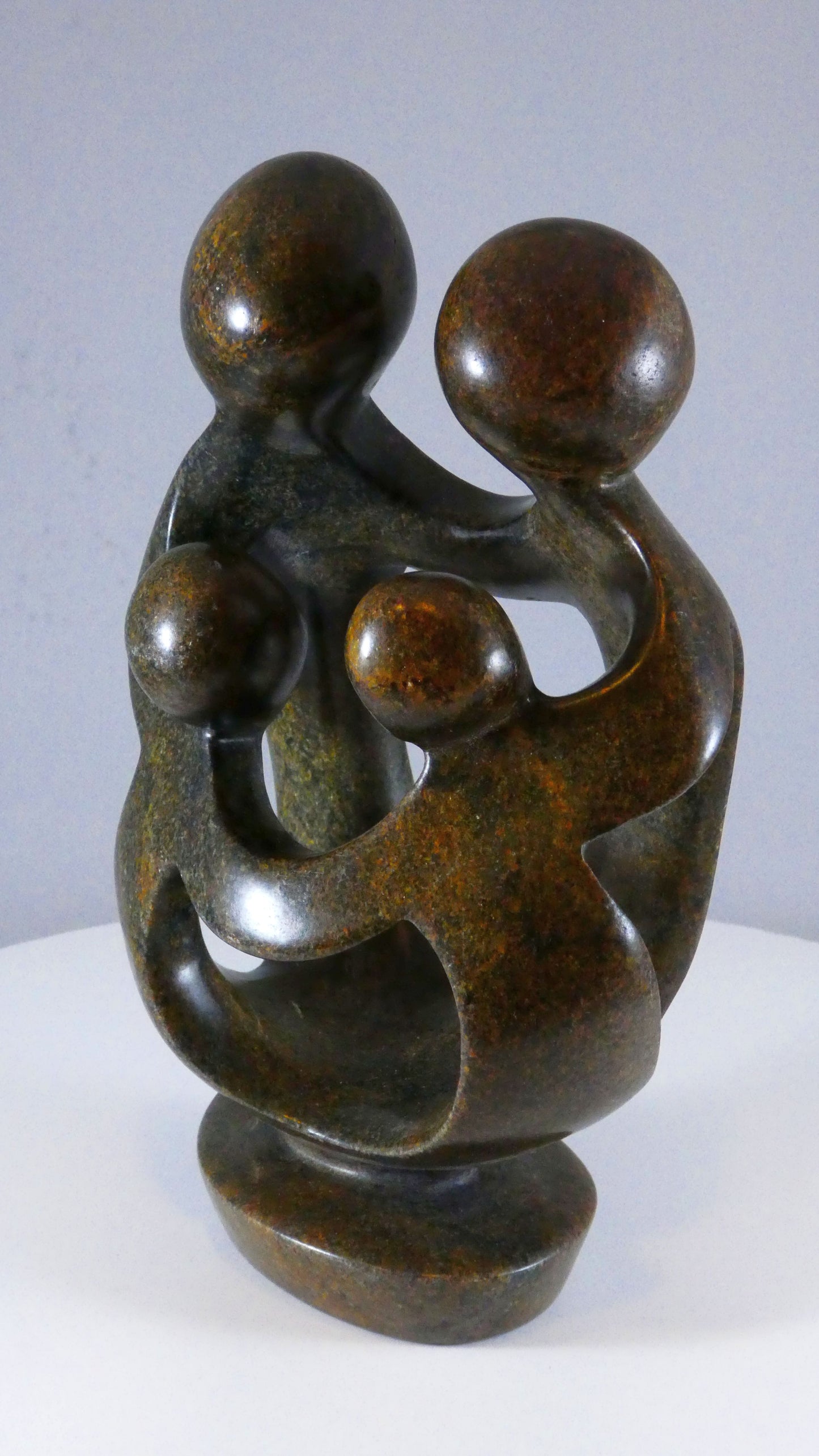 Stenen beeld, 4 personen, 19 cm hoog, familie, glad afgewerkt