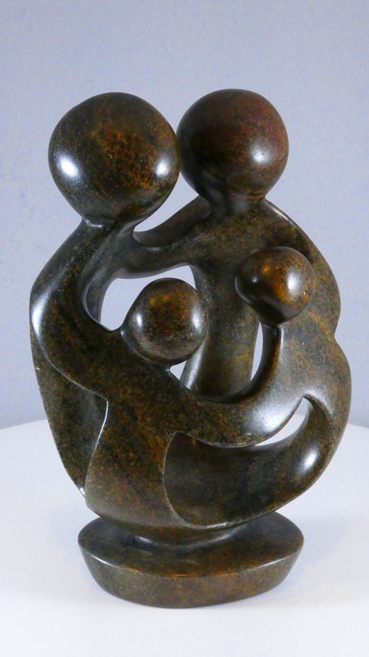 Stenen beeld, 4 personen, 19 cm hoog, familie, glad afgewerkt