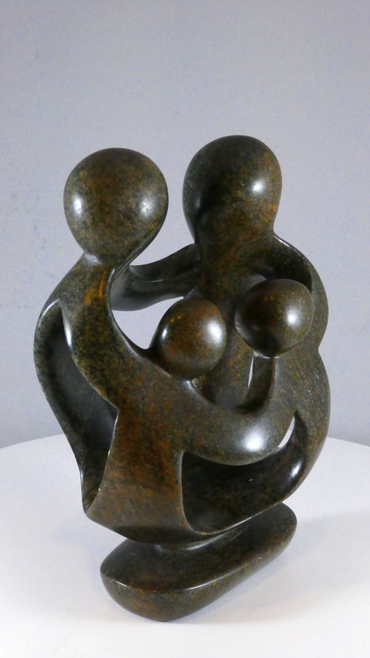 Stenen beeld, 4 personen, 18 cm hoog, familie, glad afgewerkt