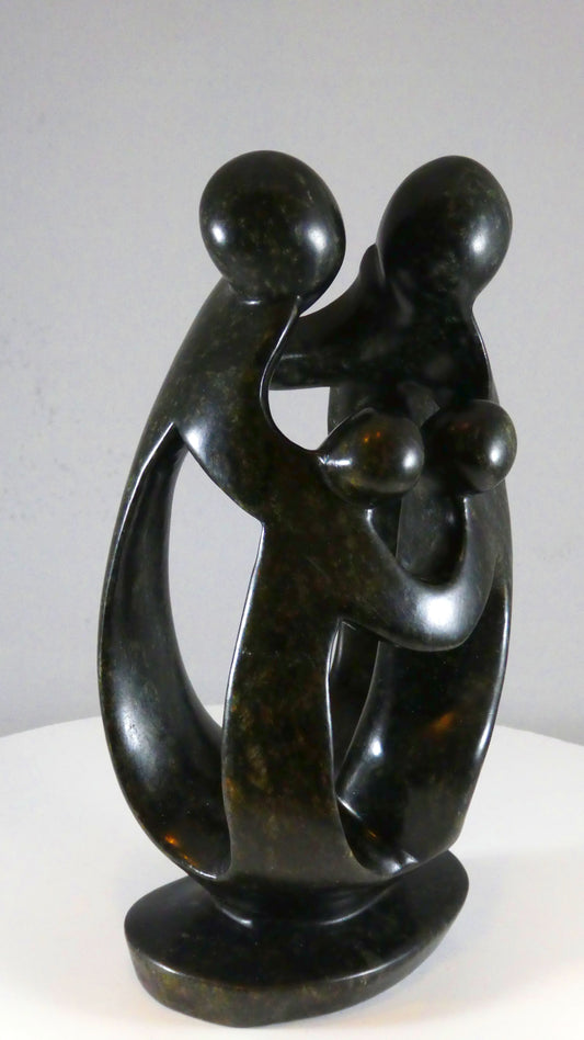 Stenen beeld, 4 personen, 21 cm hoog, familie, glad afgewerkt