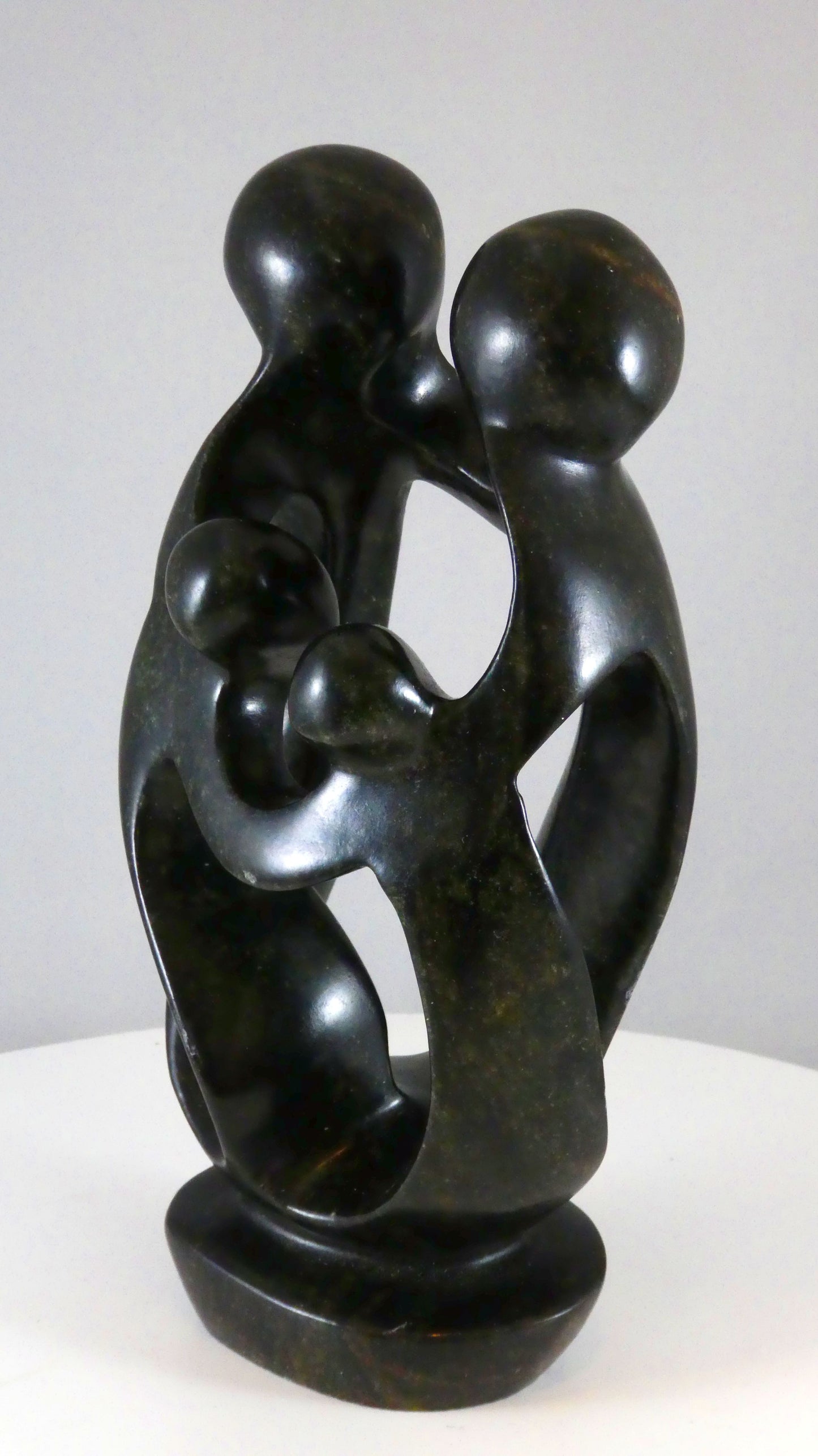 Stenen beeld, 4 personen, 21 cm hoog, familie, glad afgewerkt