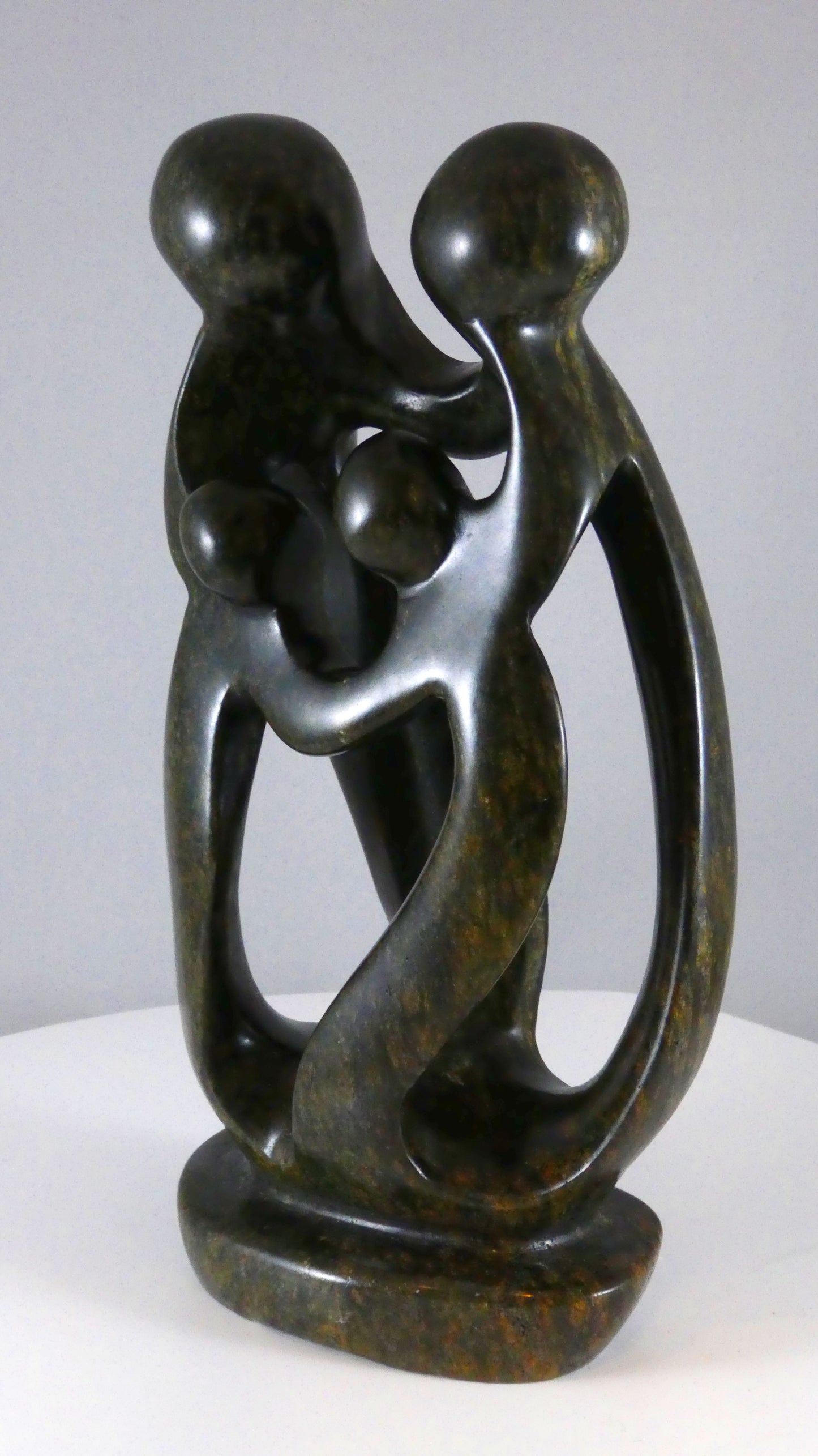 Stenen beeld, 4 personen, 21 cm hoog, familie, glad afgewerkt