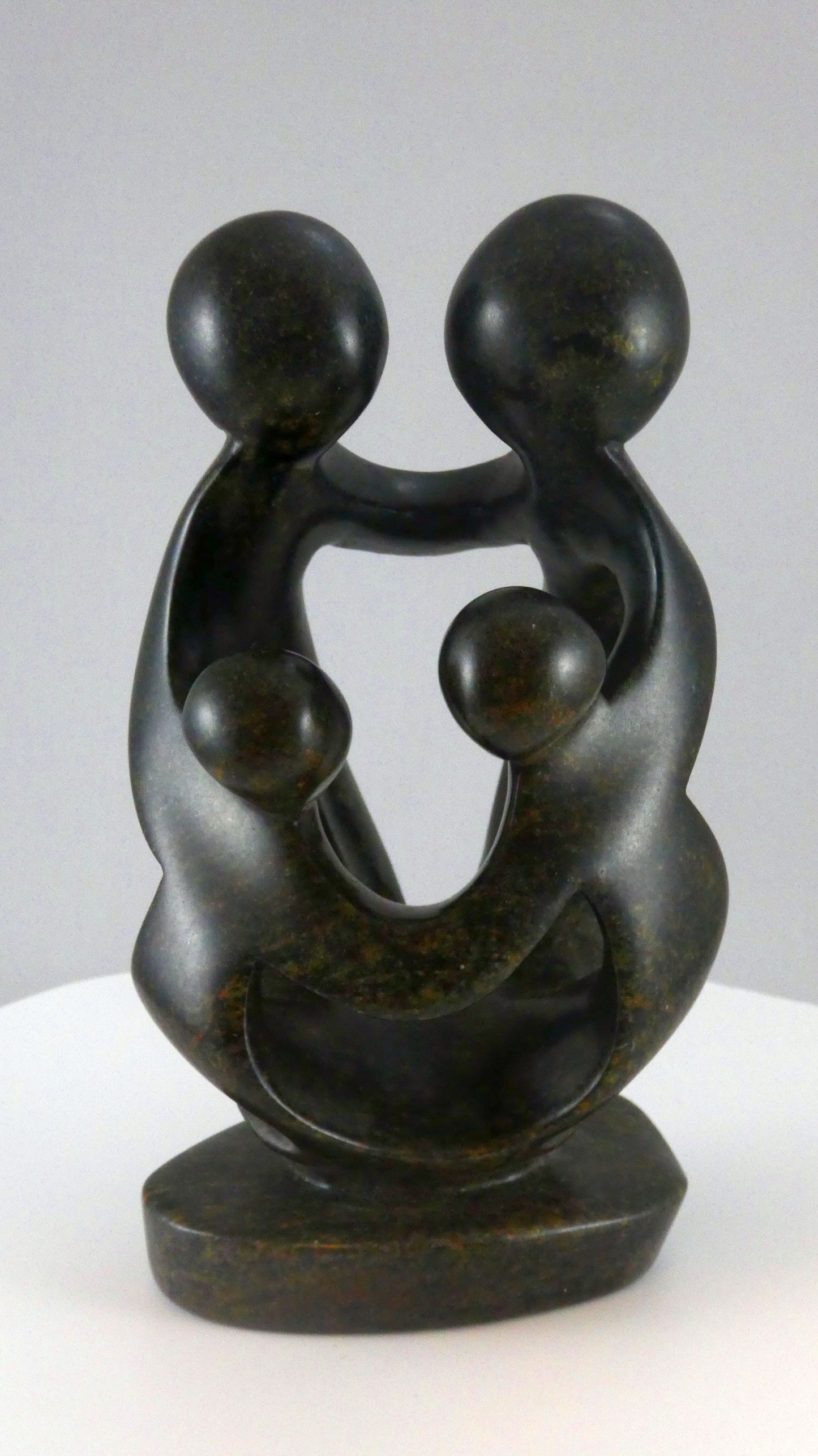 Stenen beeld, 4 personen, 19 cm hoog, familie, glad afgewerkt