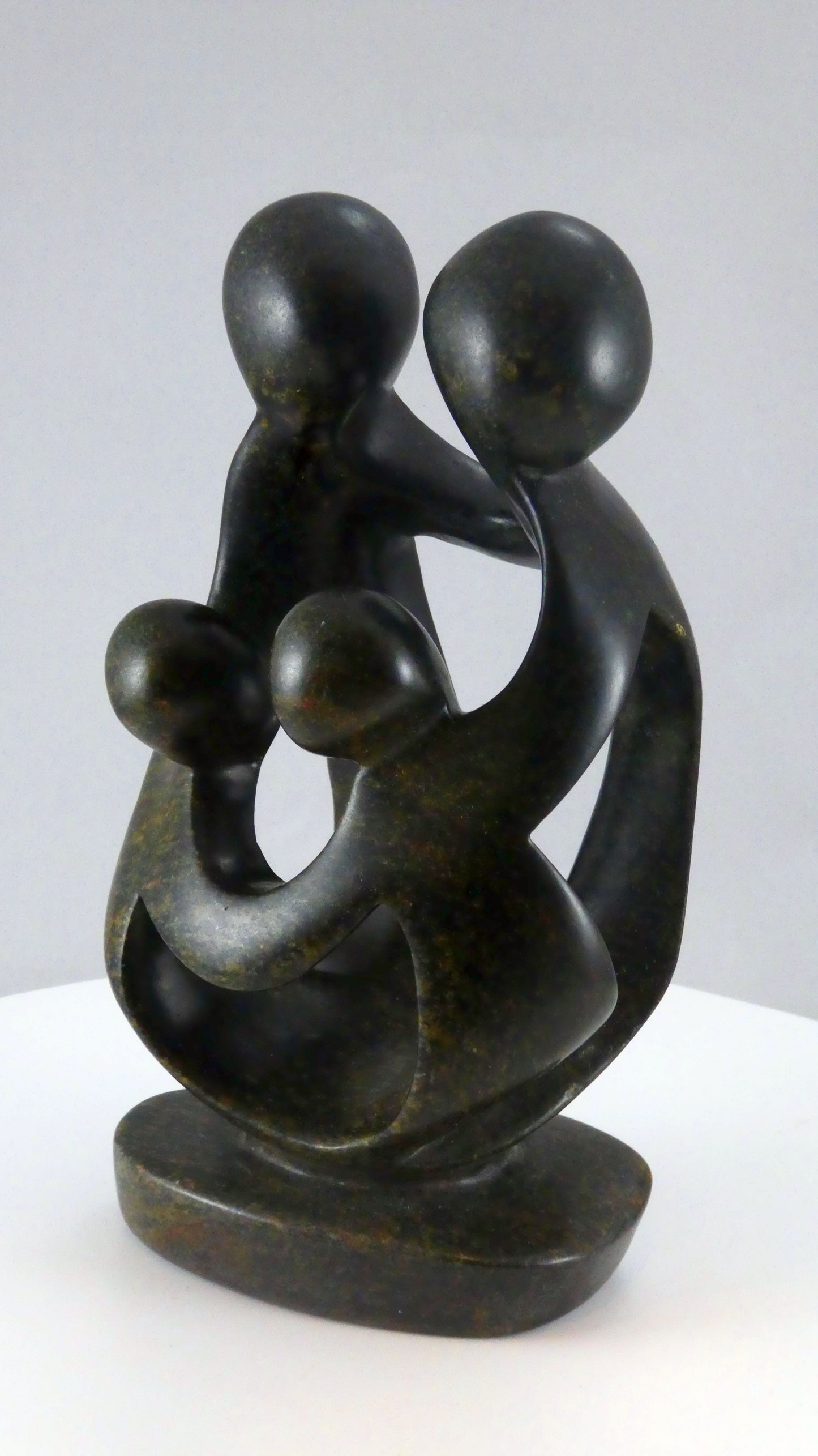 Stenen beeld, 4 personen, 19 cm hoog, familie, glad afgewerkt