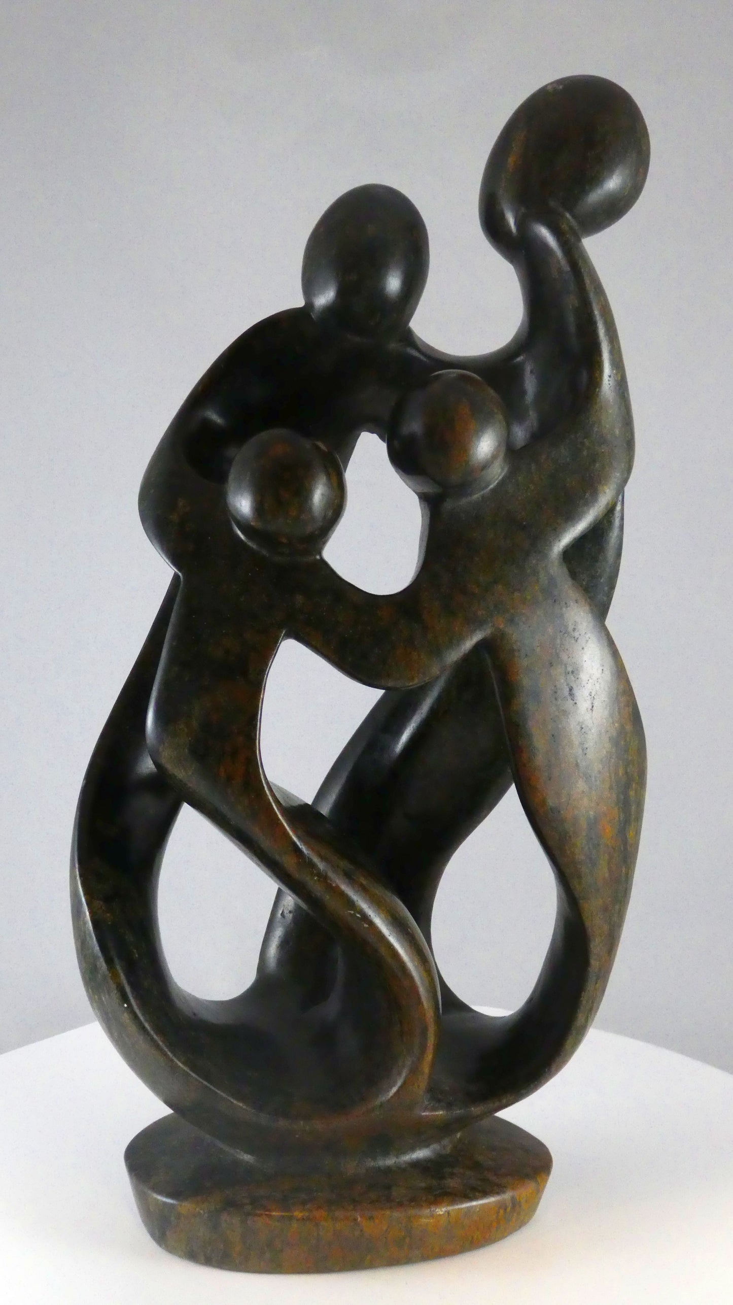Stenen beeld, 4 personen, 31 cm hoog, familie, glad afgewerkt