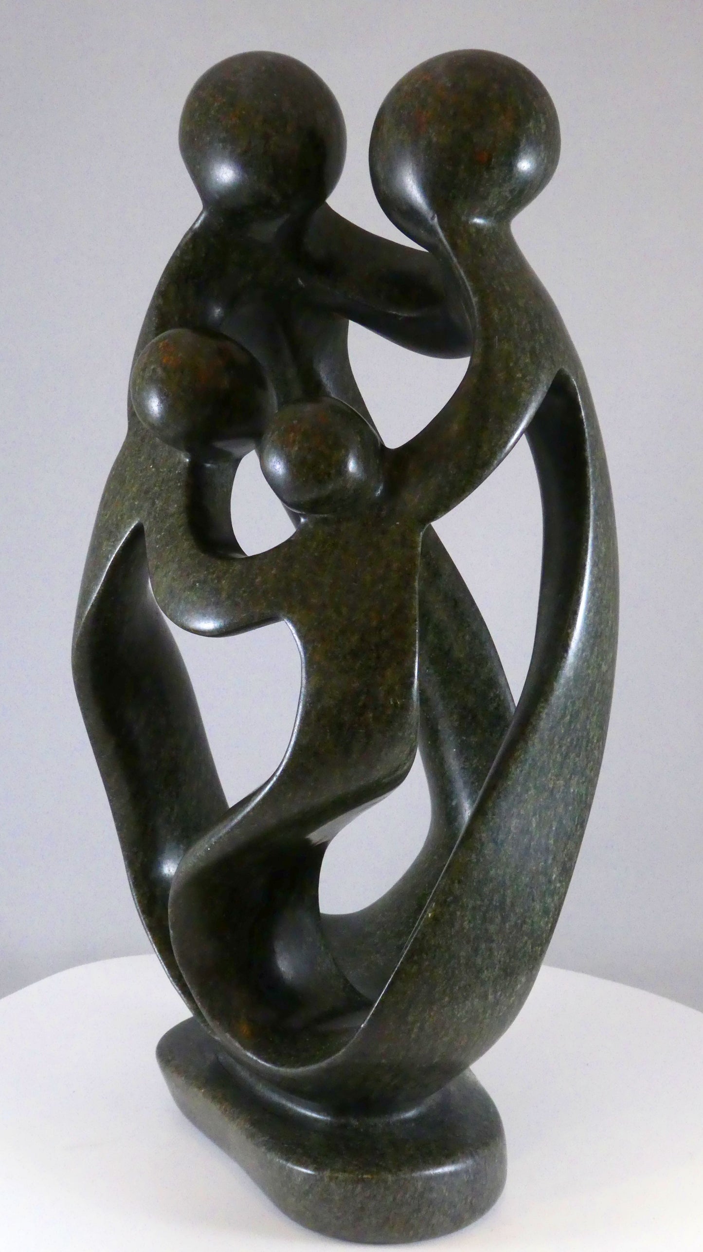 Stenen beeld, 4 personen, 30 cm hoog, familie, glad afgewerkt