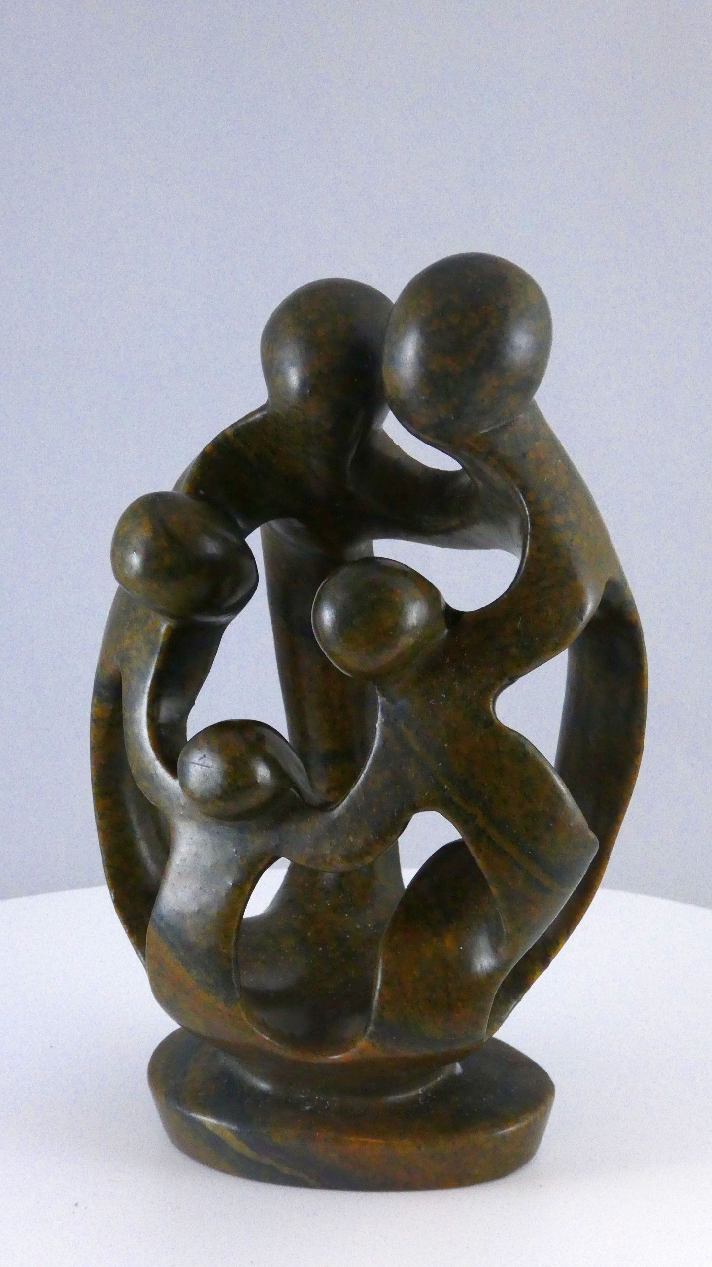 Stenen beeld, 5 personen, 19 cm hoog, familie, glad afgewerkt