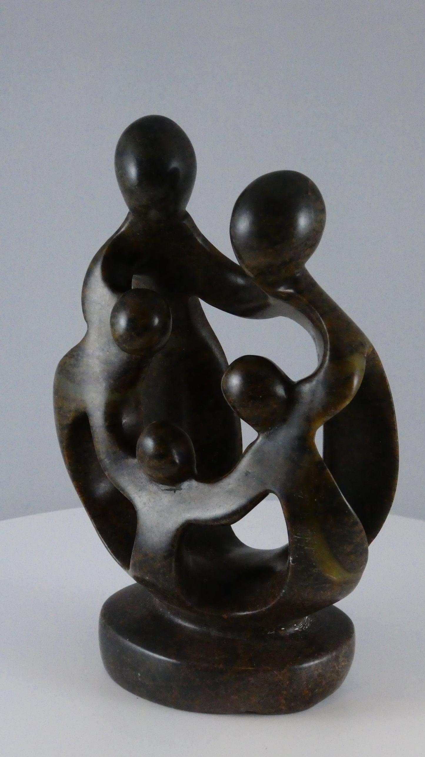 Stenen beeld, 5 personen, 17 cm hoog, familie, glad afgewerkt