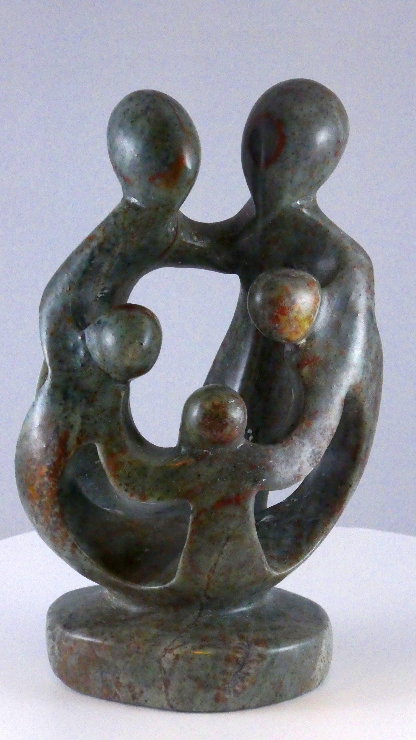 Stenen beeld, 5 personen, 19 cm hoog, familie, glad afgewerkt