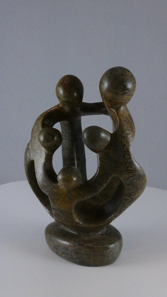 Stenen beeld, 5 personen, 16 cm hoog, familie, glad afgewerkt