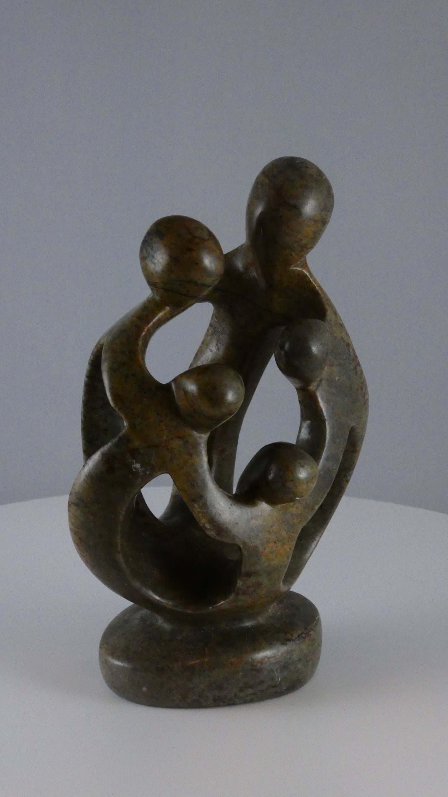 Stenen beeld, 5 personen, 16 cm hoog, familie, glad afgewerkt