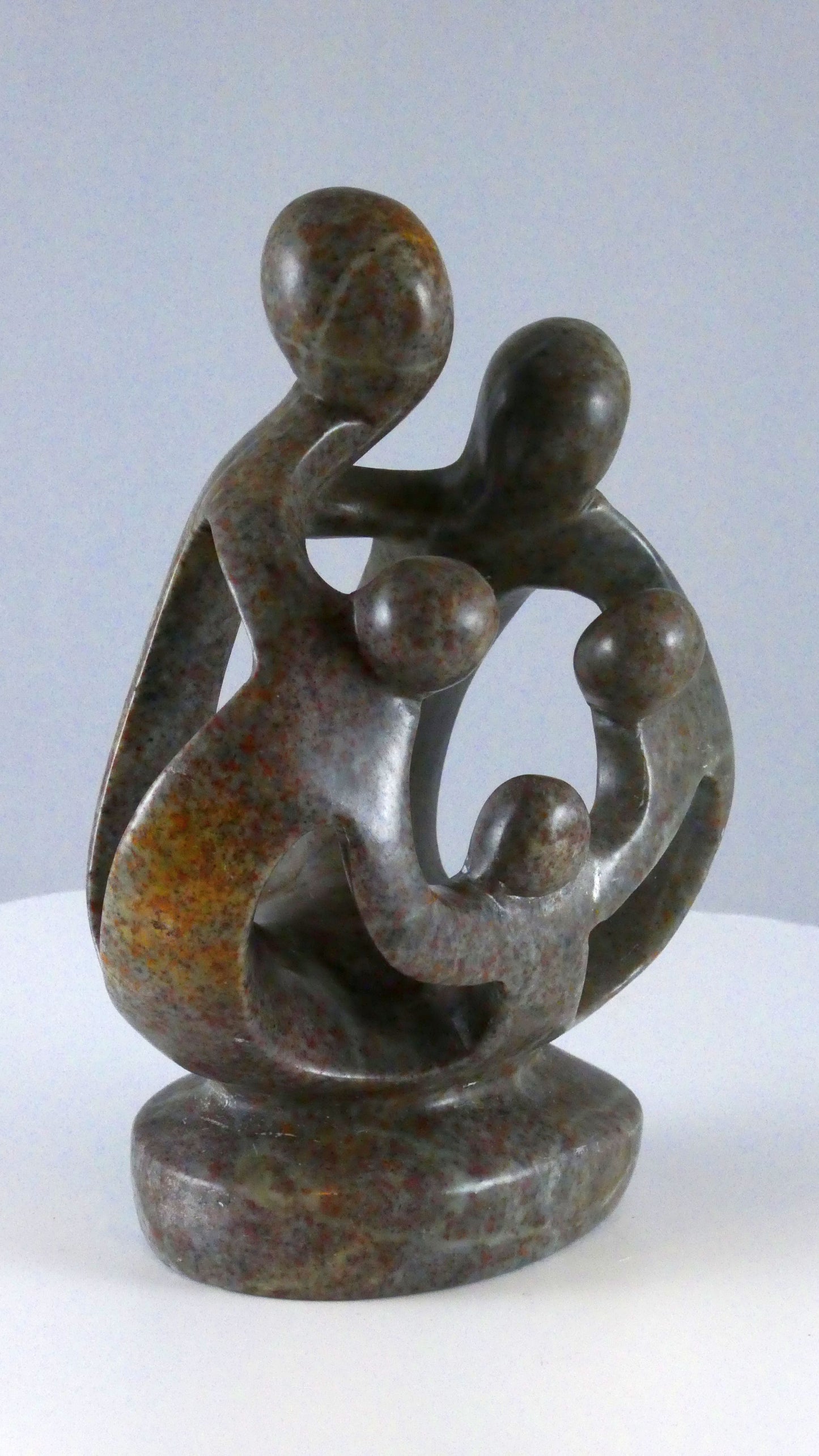 Stenen beeld, 5 personen, 15 cm hoog, familie, glad afgewerkt