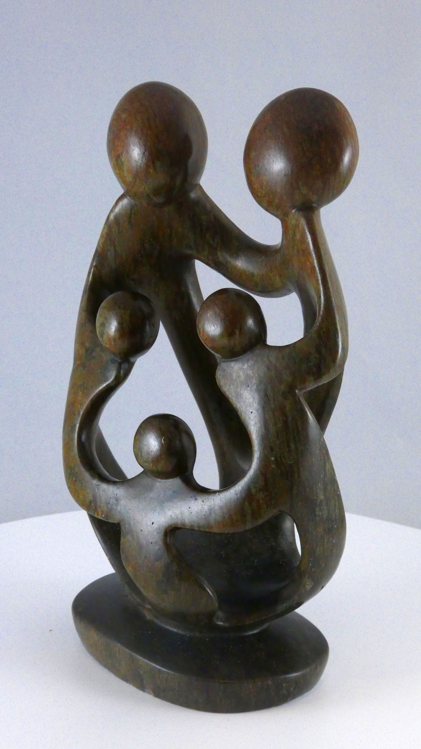 Stenen beeld, 5 personen, 20 cm hoog, familie, glad afgewerkt