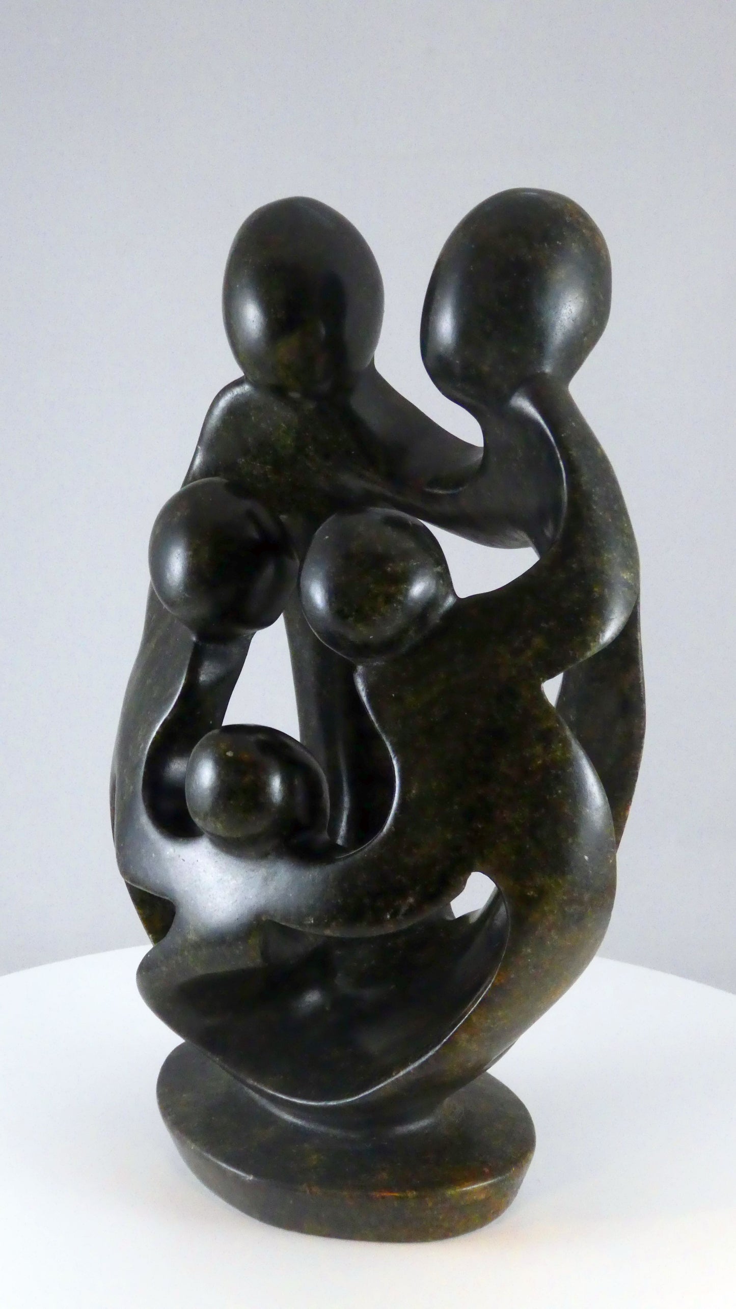 Stenen beeld, 5 personen, 24 cm hoog, familie, glad afgewerkt