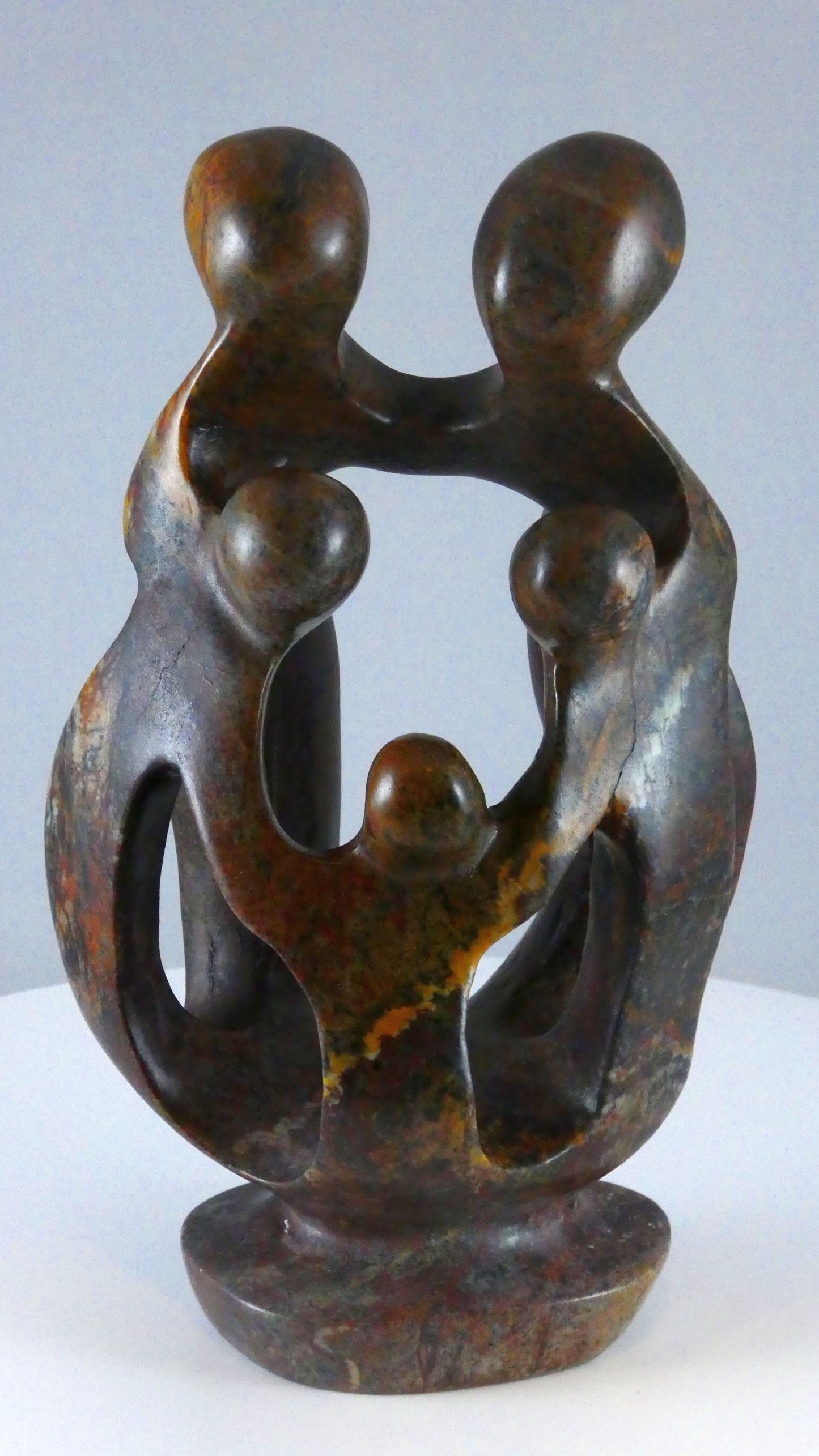 Stenen beeld, 5 personen, 19 cm hoog, familie, glad afgewerkt