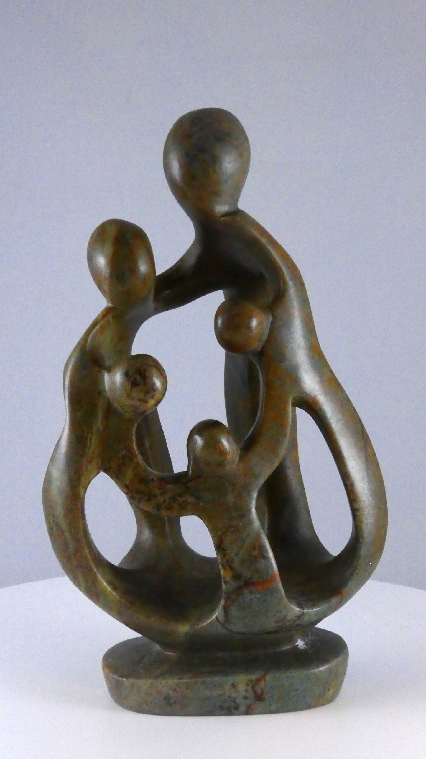 Stenen beeld, 5 personen, 22 cm hoog, familie, glad afgewerkt