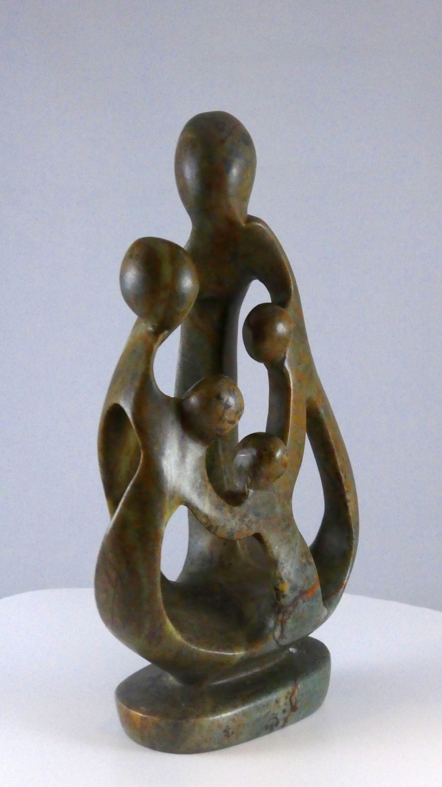 Stenen beeld, 5 personen, 22 cm hoog, familie, glad afgewerkt