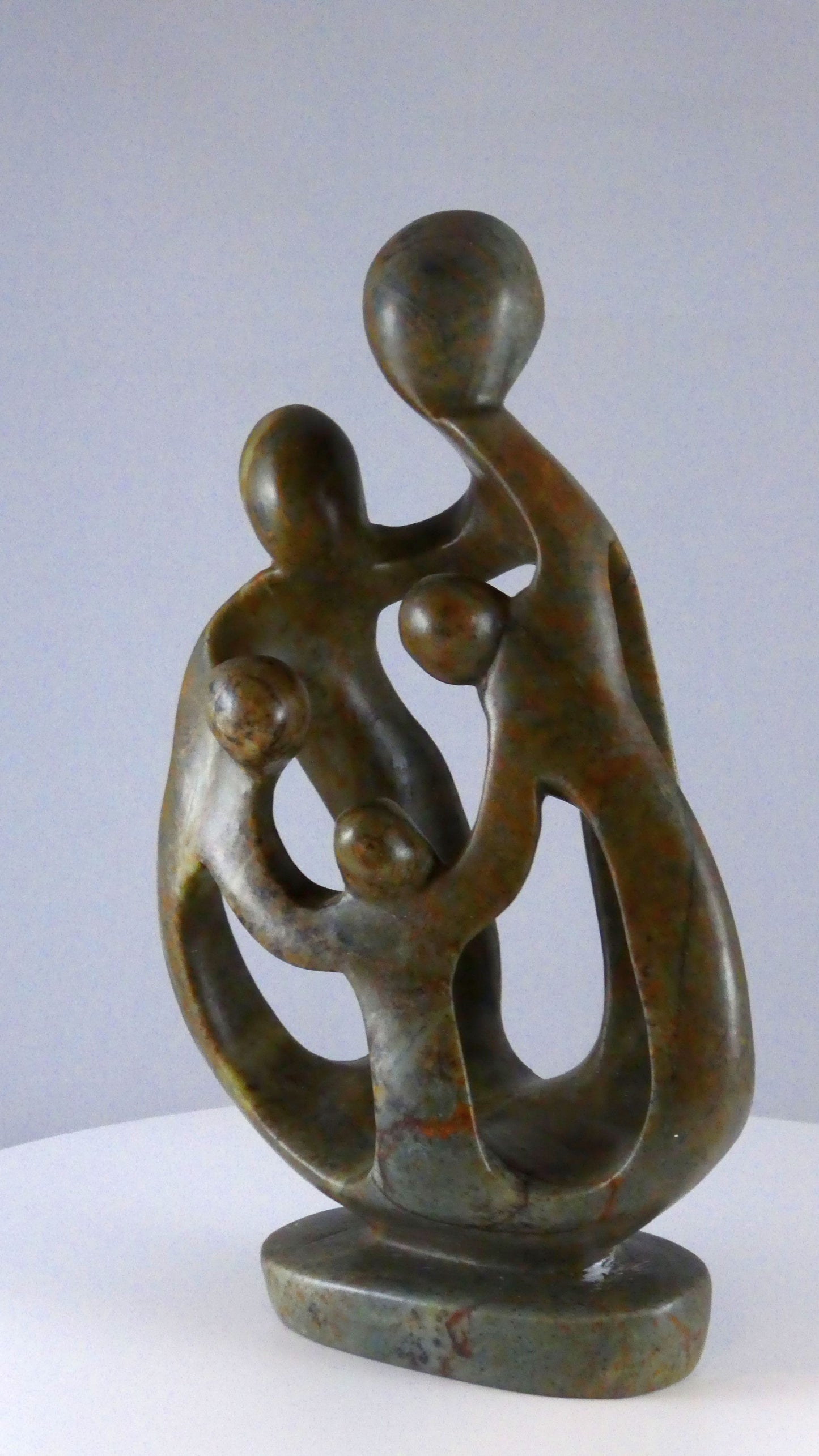 Stenen beeld, 5 personen, 22 cm hoog, familie, glad afgewerkt