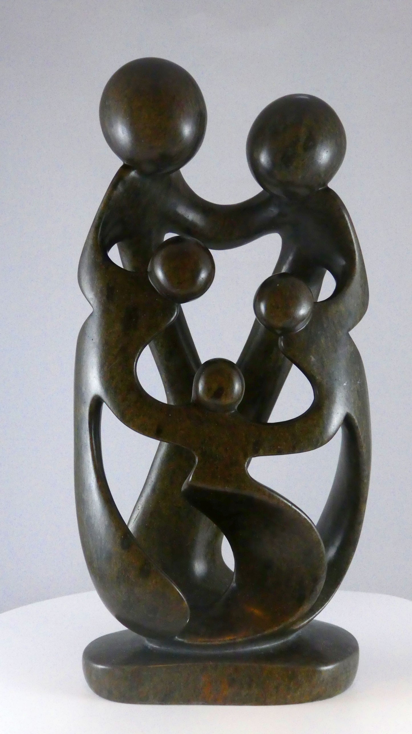 Stenen beeld, 5 personen, 29 cm hoog, familie, glad afgewerkt