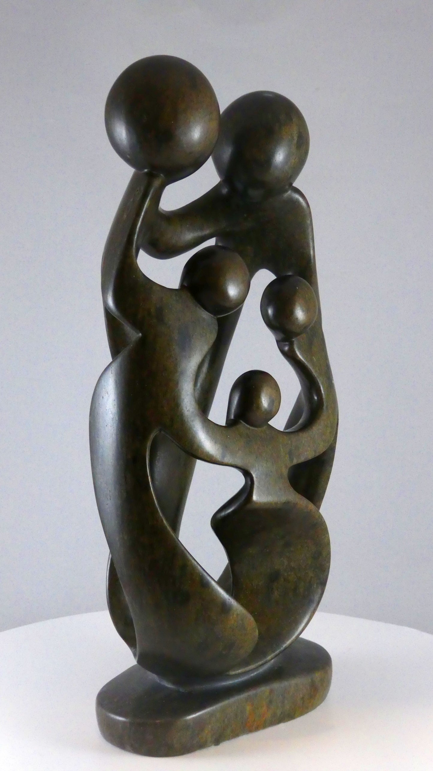 Stenen beeld, 5 personen, 29 cm hoog, familie, glad afgewerkt