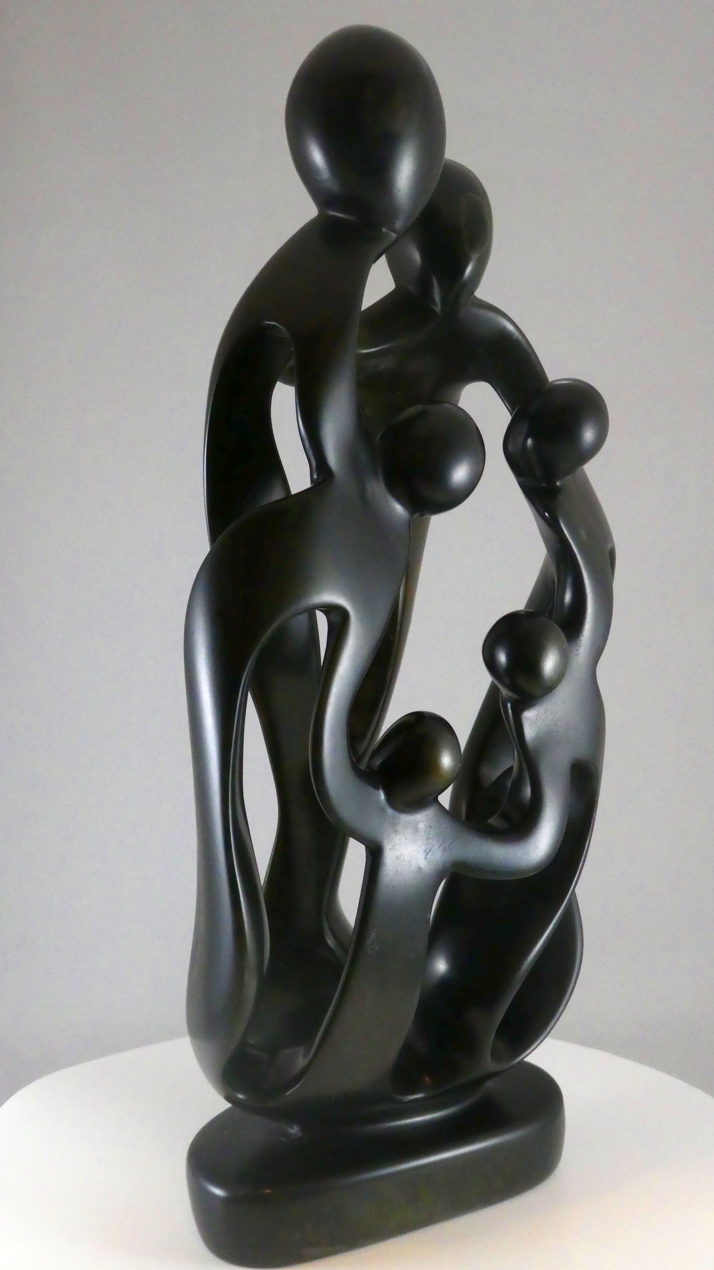 Stenen beeld, 6 personen, 39 cm hoog, familie, glad afgewerkt