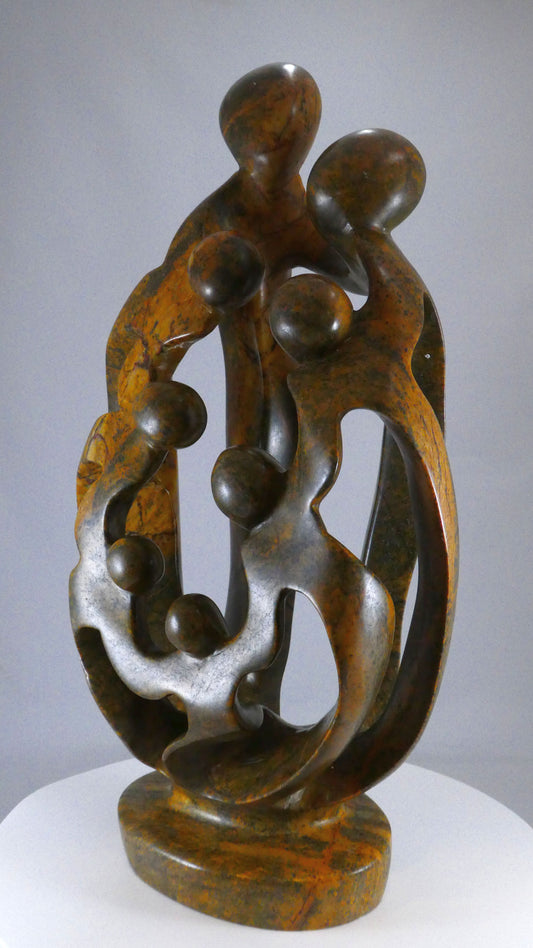 Stenen beeld, 7 personen, 40 cm hoog, familie, glad afgewerkt