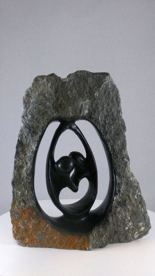 Stenen beeld, 2 personen, 24 cm hoog, buitenzijde ruw, binnenzijde glad afgewerkt