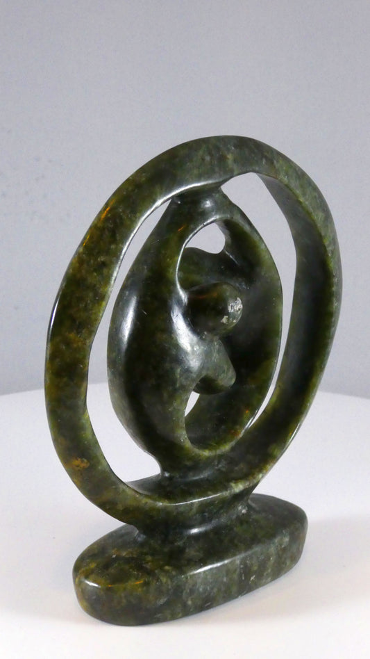 Stenen beeld, 2 geliefden, 14 cm hoog, ringvormig, volledig glad afgewerkt