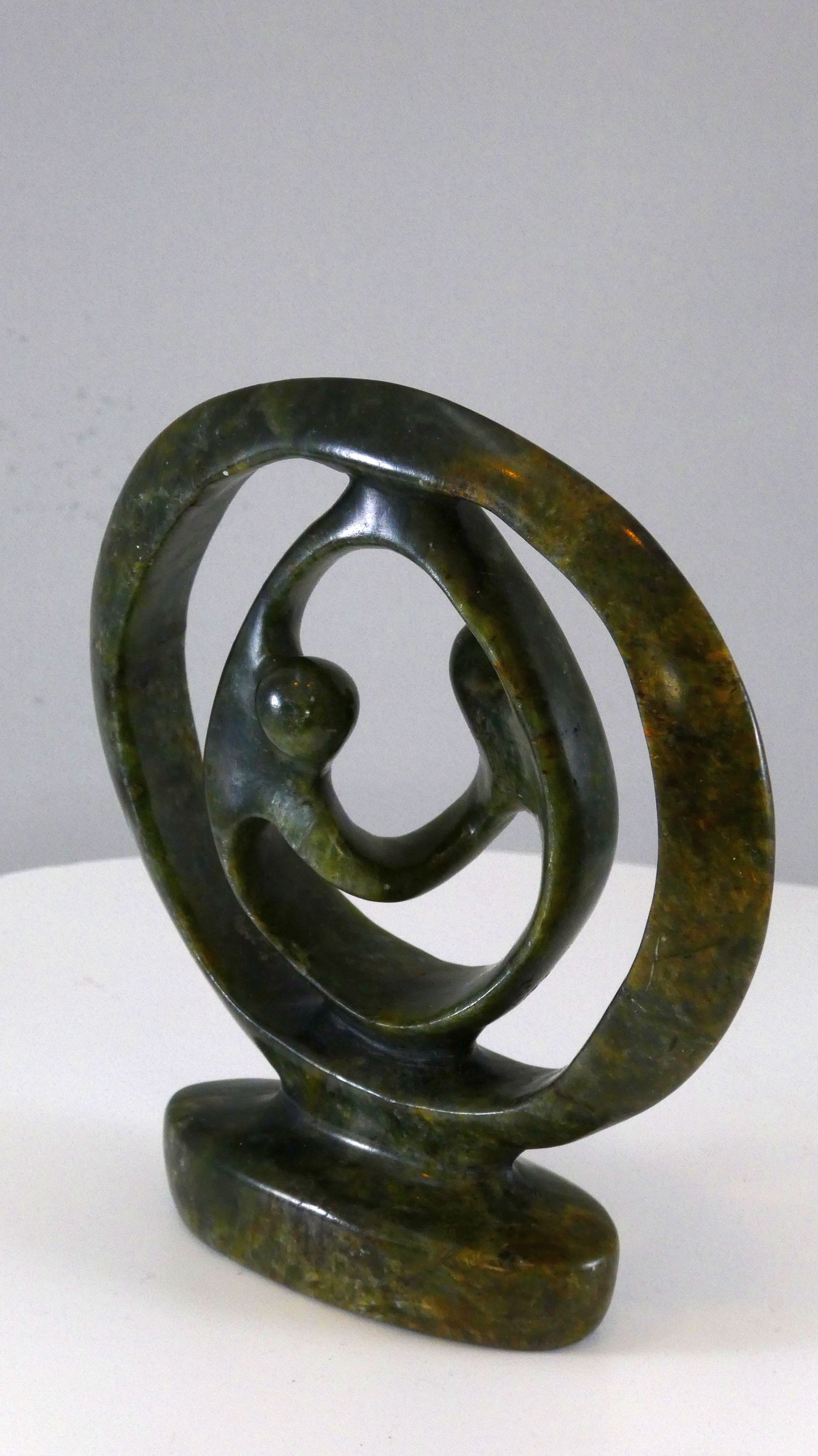 Stenen beeld, 2 geliefden, 14 cm hoog, ringvormig, volledig glad afgewerkt