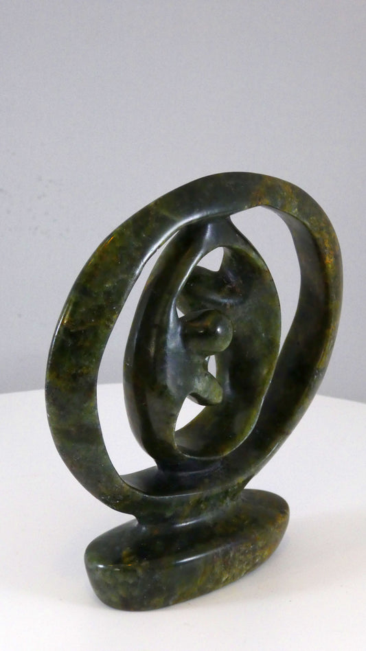 Stenen beeld, 2 geliefden, 14 cm hoog, ringvormig, volledig glad afgewerkt