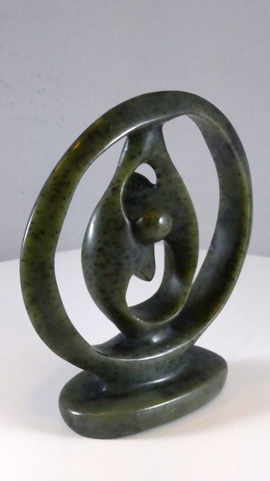 Stenen beeld, 2 geliefden, 12 cm hoog, ringvormig, volledig glad afgewerkt