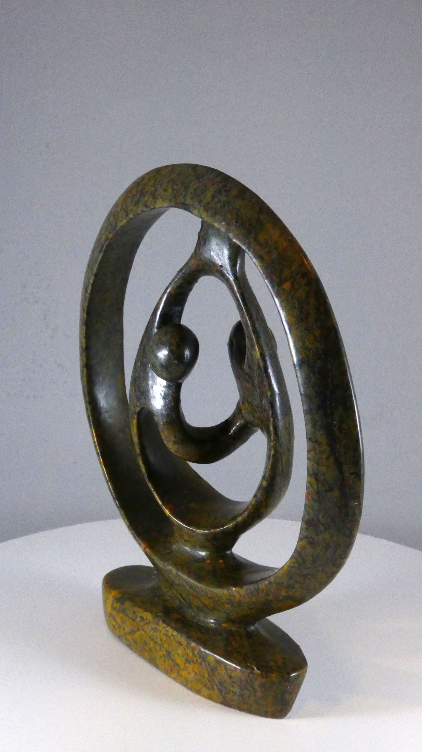 Stenen beeld, 2 geliefden, 20 cm hoog, ringvormig, volledig glad afgewerkt