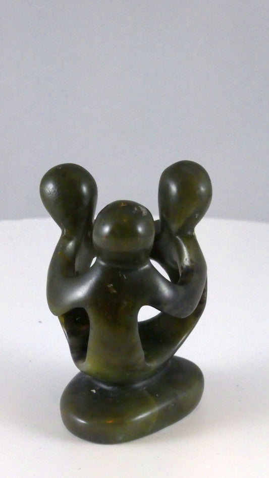 Stenen beeld, groep van 3 personen, 7 cm hoog, volledig glad afgewerkt