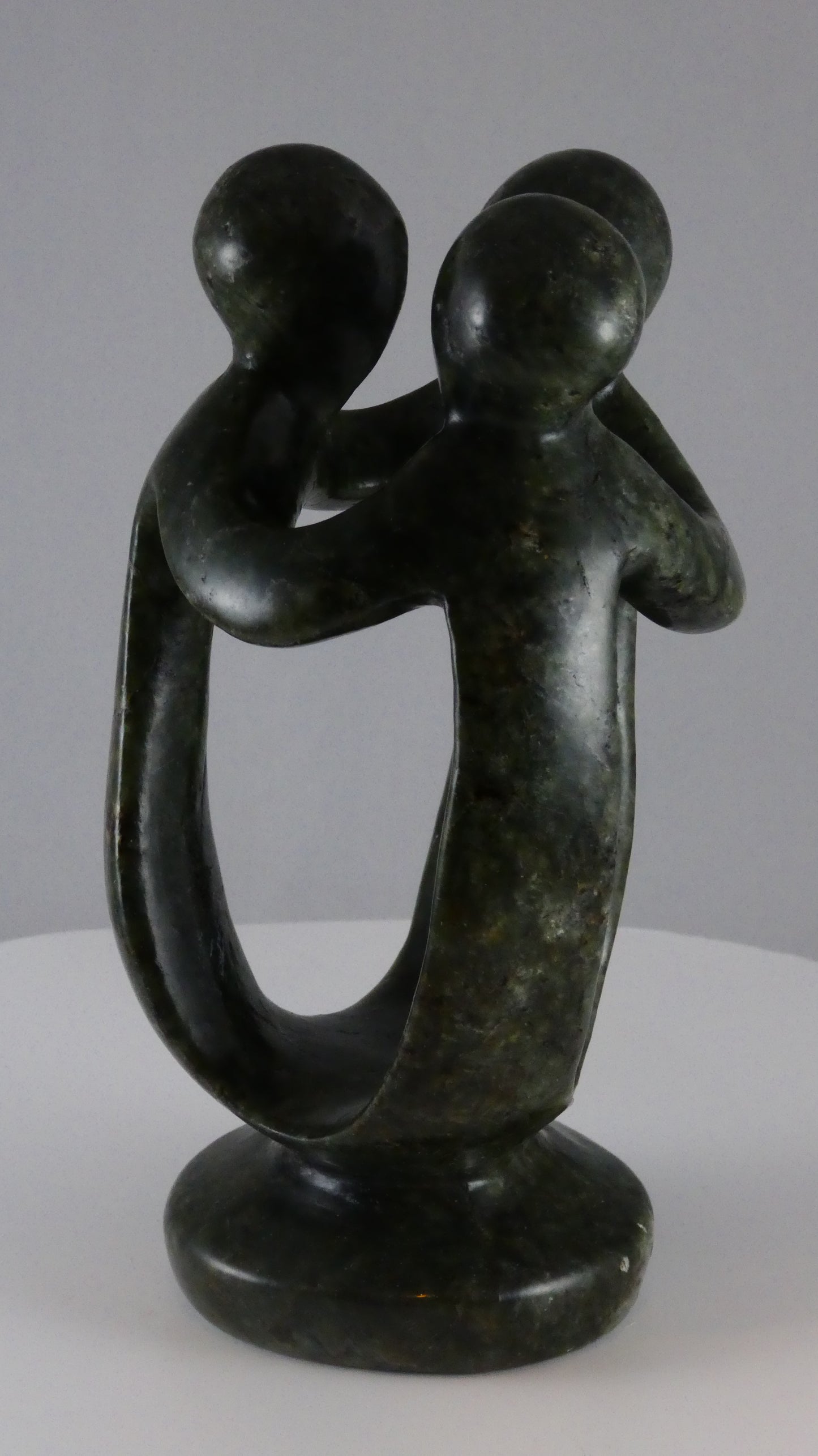 Stenen beeld, groep van 3 personen, 17 cm hoog, volledig glad afgewerkt